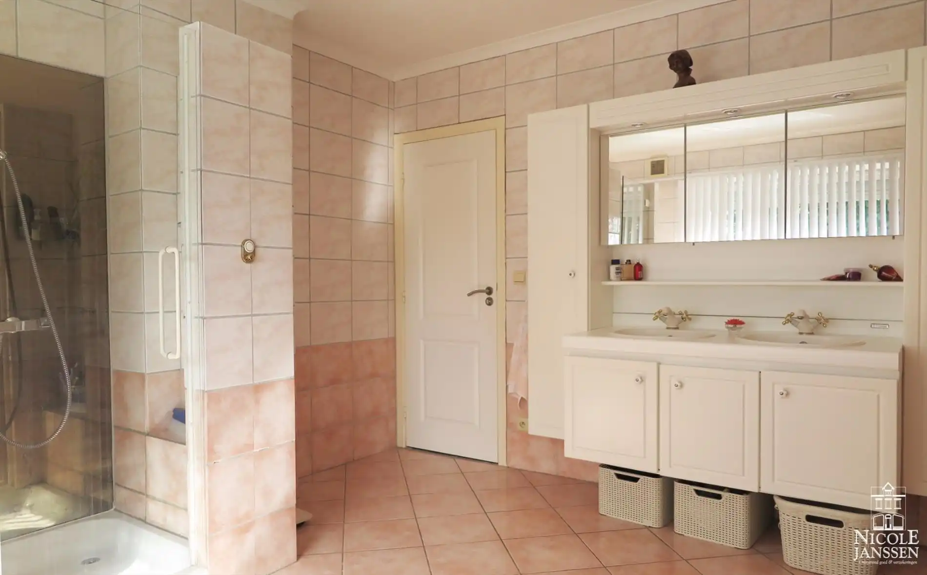 Praktisch split-level huis met mooi aangelegde tuin, zwembad en inpandige garage foto 15