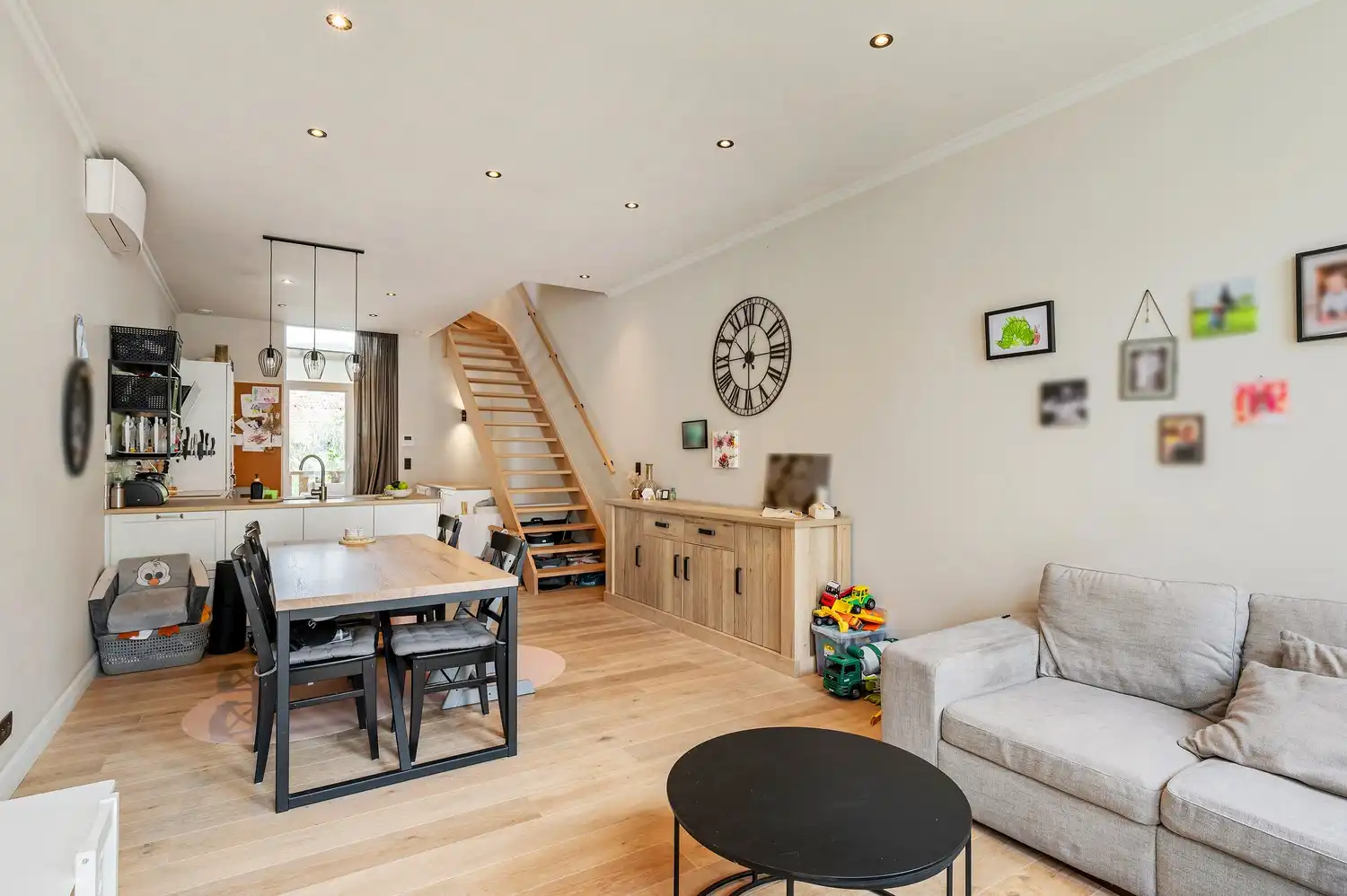 Een karaktervol, ruim herenhuis te koop foto 12