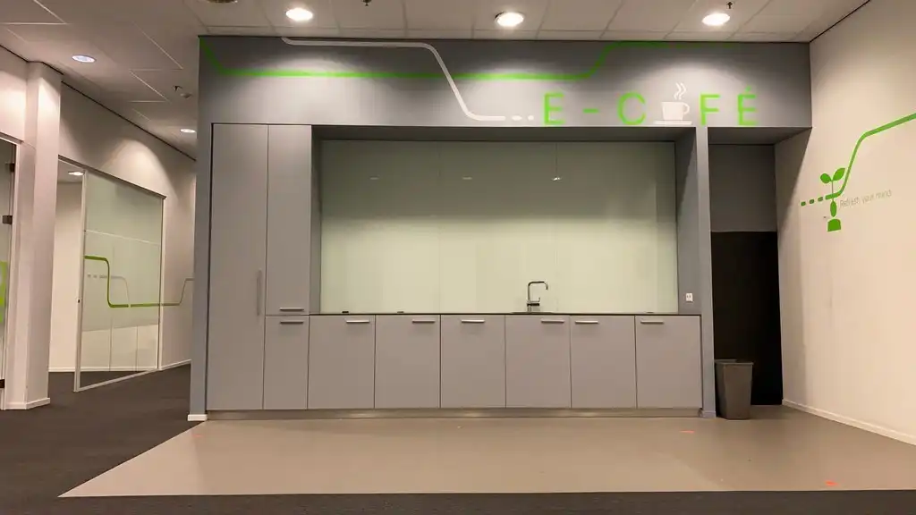 Instapklaar kantoor te huur nabij R8 in Kortrijk foto 8