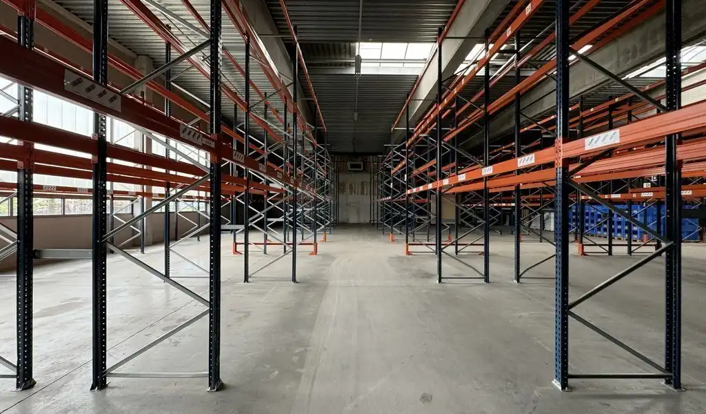 Bedrijfspand met buitenopslag te huur vlakbij E17 in Zwijndrecht foto 4