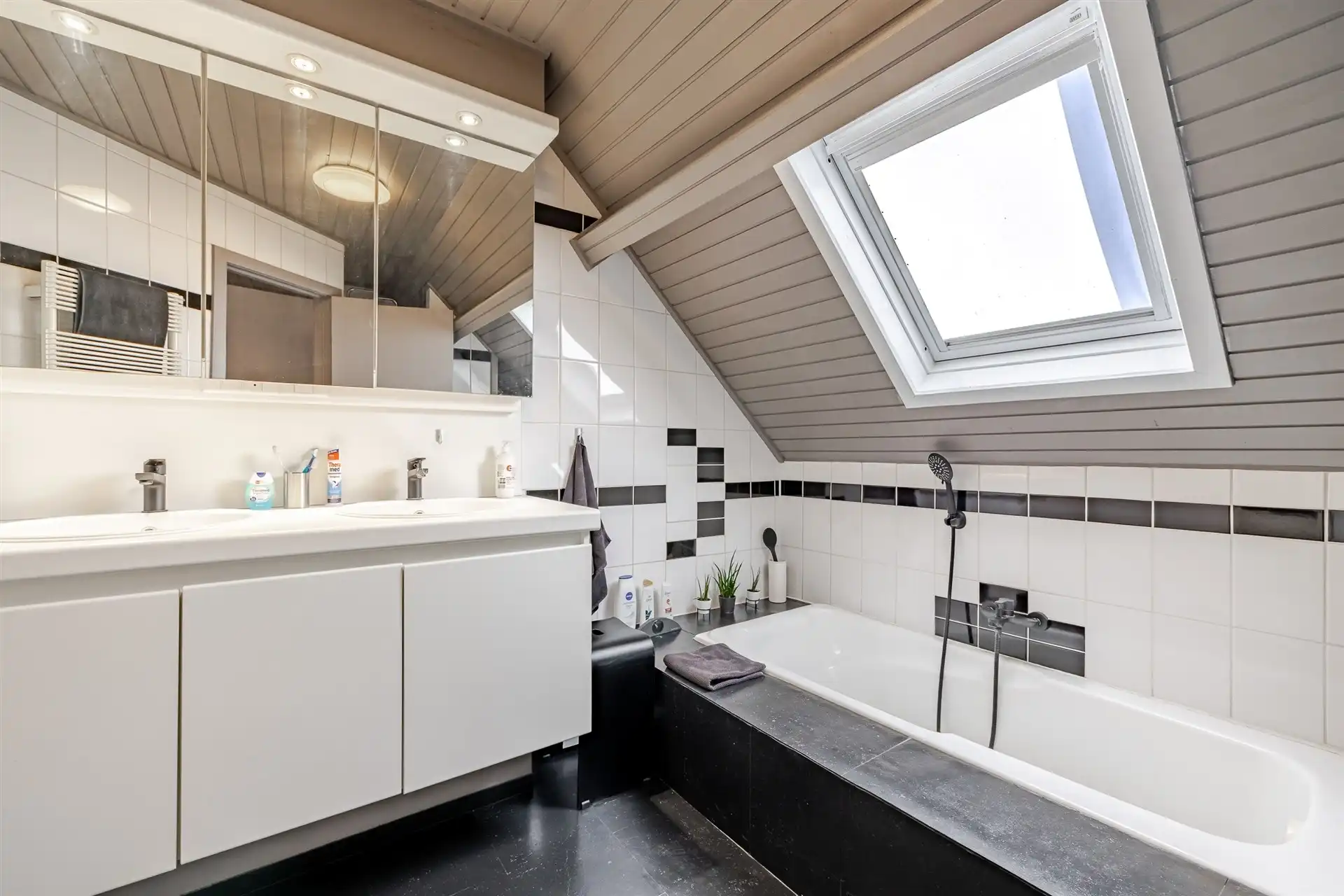 Prachtig winkelpand met duplex op groot perceel foto 20