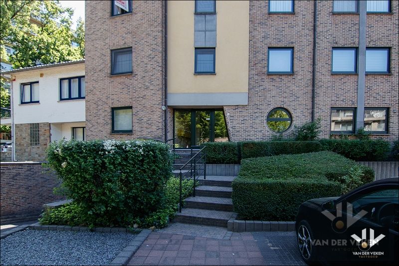 Instapklaar 2 slpk-appartement aan de standsrand van Genk foto 2
