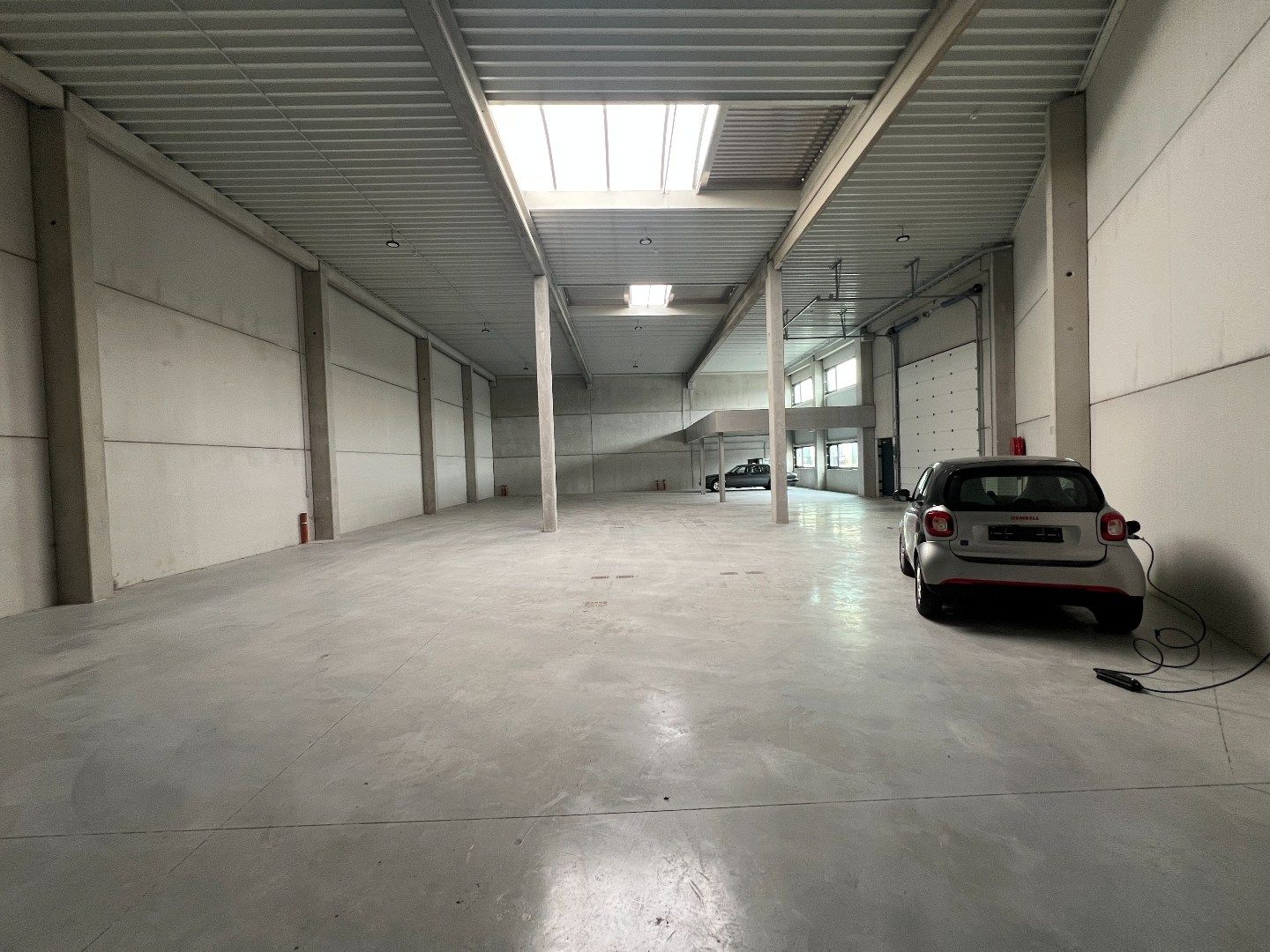 Zeer goed gelegen, ruime en moderne industriehal van +/- 482m² foto 3