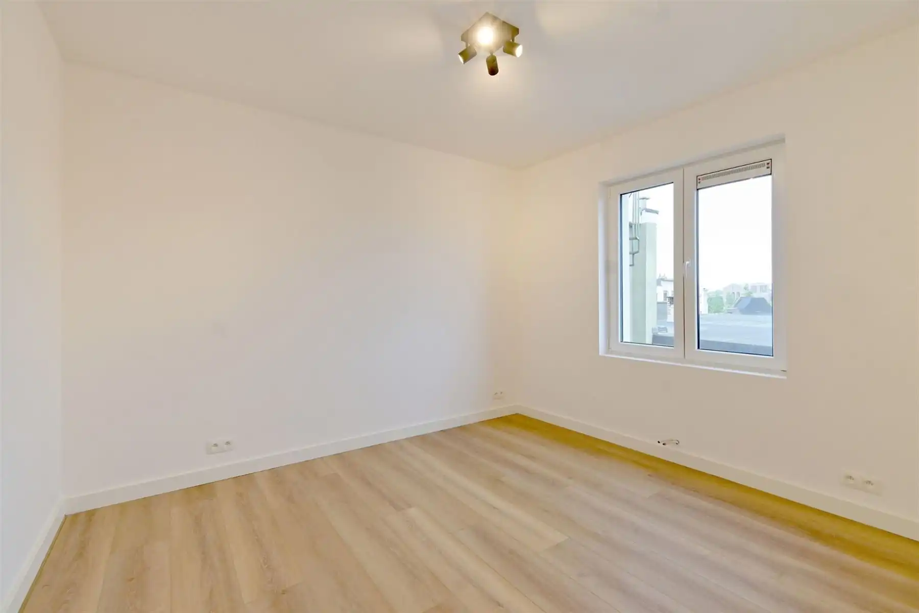Gerenoveerde woning met 3 slaapkamers te Berchem! foto 12