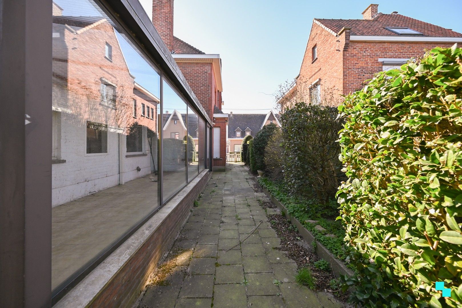 Ruime, te renoveren ééngezinswoning met achteruitweg te Emelgem foto 4