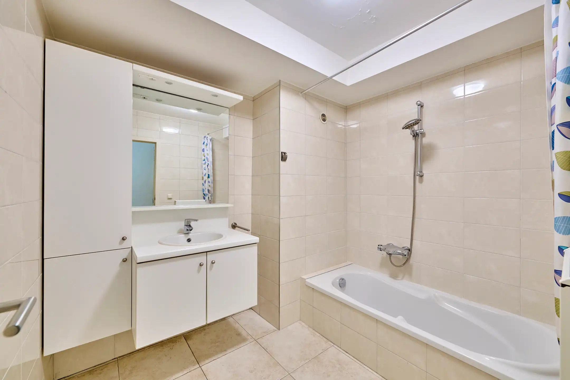 RUIM INSTAPKLAAR APPARTEMENT MET 2 SLAAPKAMERS NABIJ CENTRUM foto 4