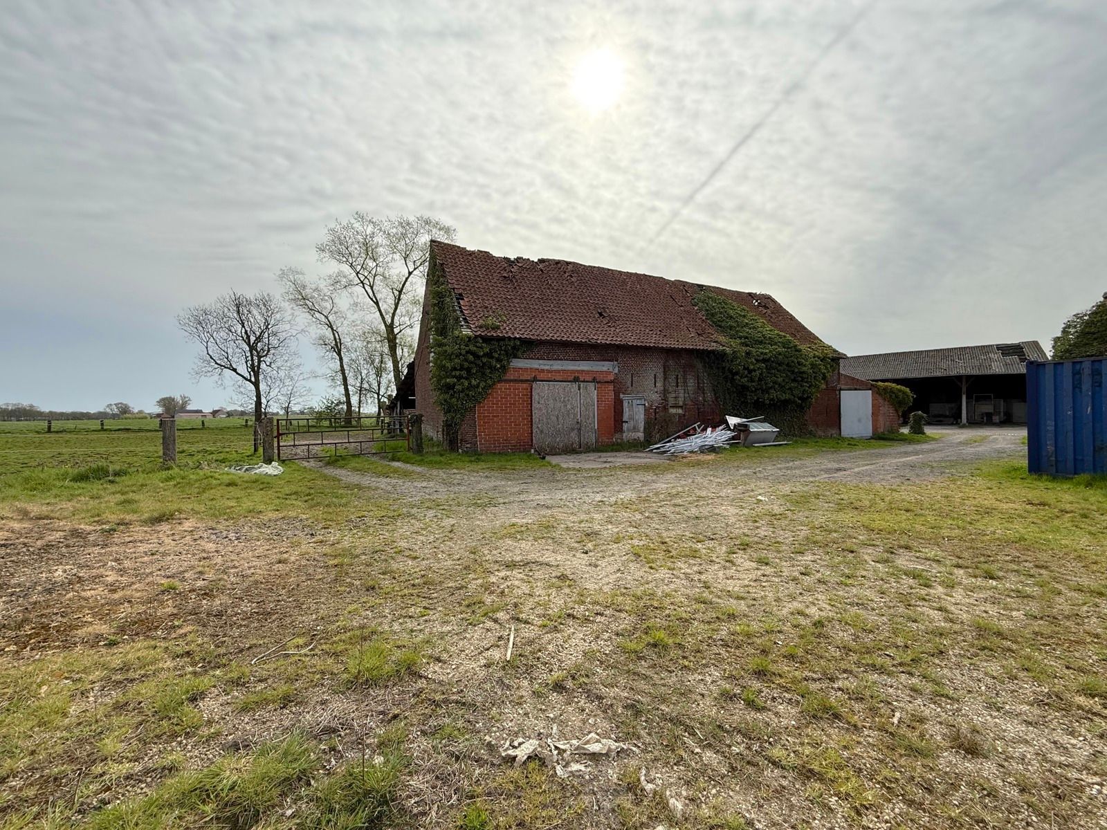 Te renoveren hoeve met woning en verschillende bijgebouwen foto 4