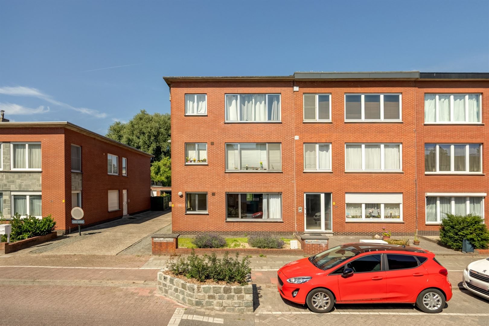 Halfopen gelijkvloers appartement met garage foto 17