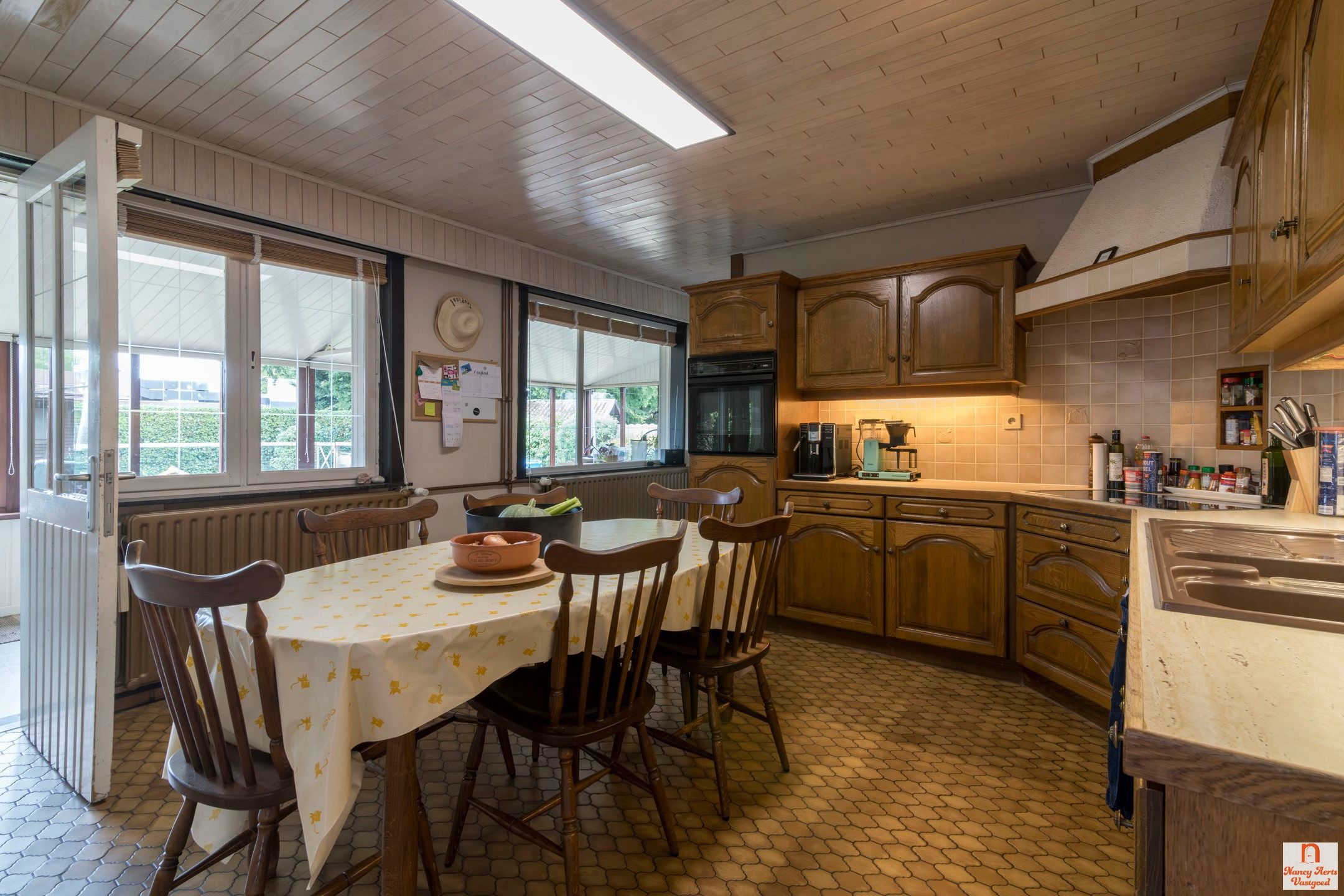 Sfeervolle jaren ’60-woning met grote tuin in rustige straat foto 10