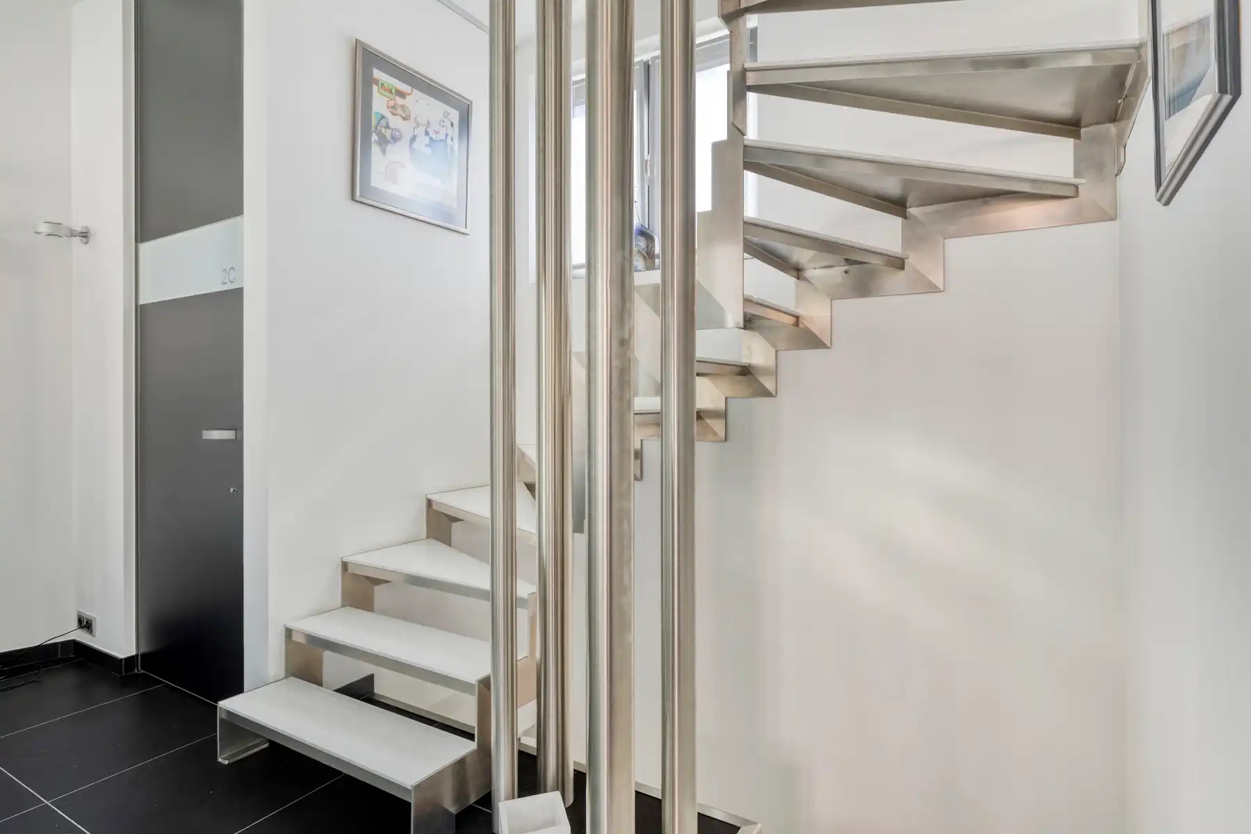 Gerenoveerde (2010) burgerwoning met dubbele garage foto 12