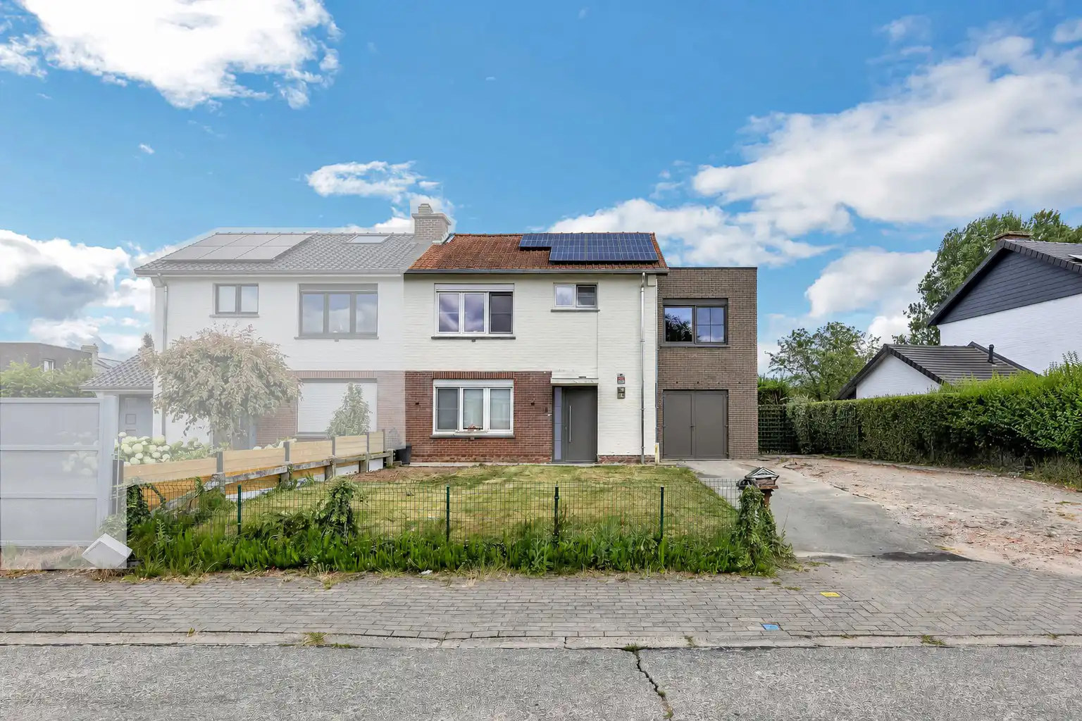 Gerenoveerde woning met 3 slaapkamers en tuin in Dilbeek foto {{pictureIndex}}