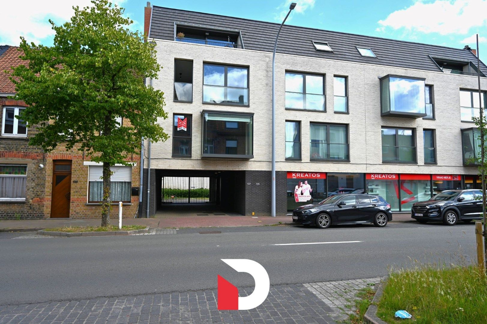 Ruim en instapklaar appartement met 2 slk. te Sint-Andries.  foto {{pictureIndex}}