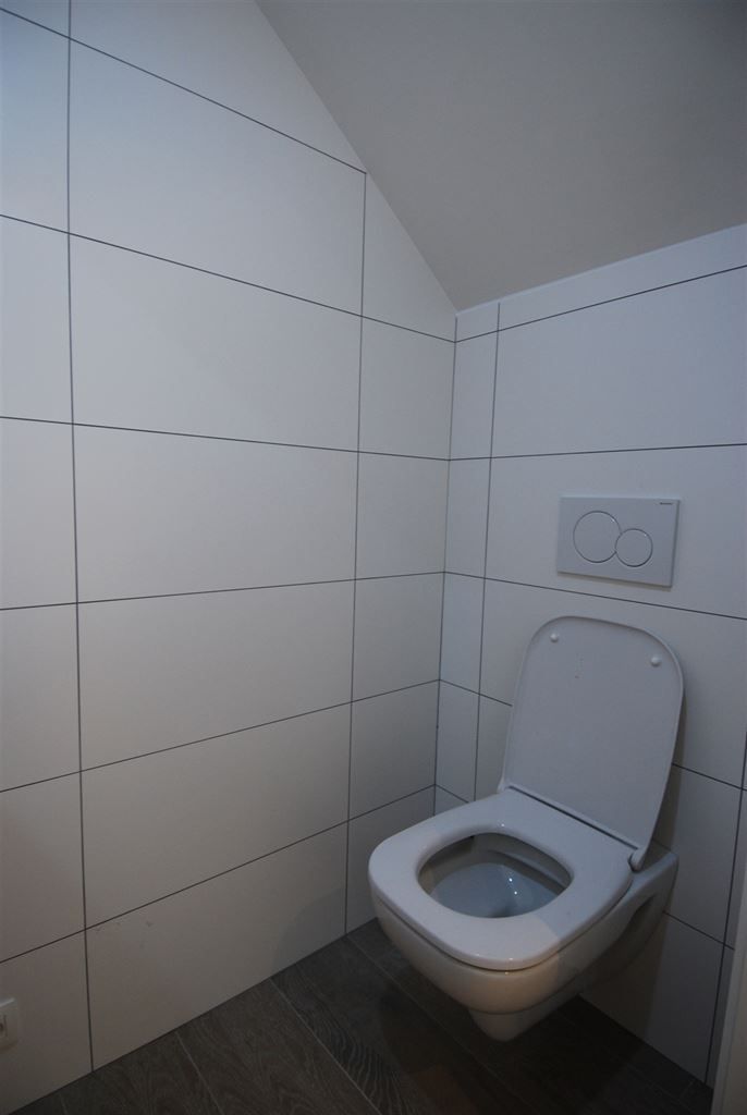 Volledig gerenoveerd duplex-appartement met 2 slaapkamers in het centrum van Maaseik met moderne afwerking. foto 20