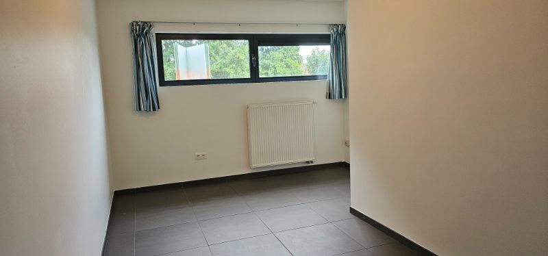 Recente en moderne gezinswoning met drie slaapkamers, garage en tuin foto 8