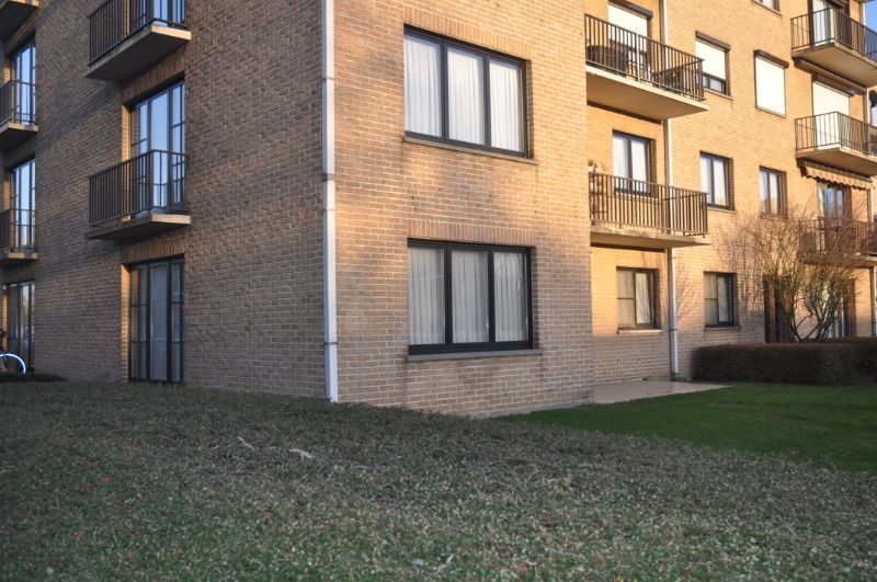 Ruim en gelijkvloers appartement met 2 slaapkamers en groot terras. foto {{pictureIndex}}
