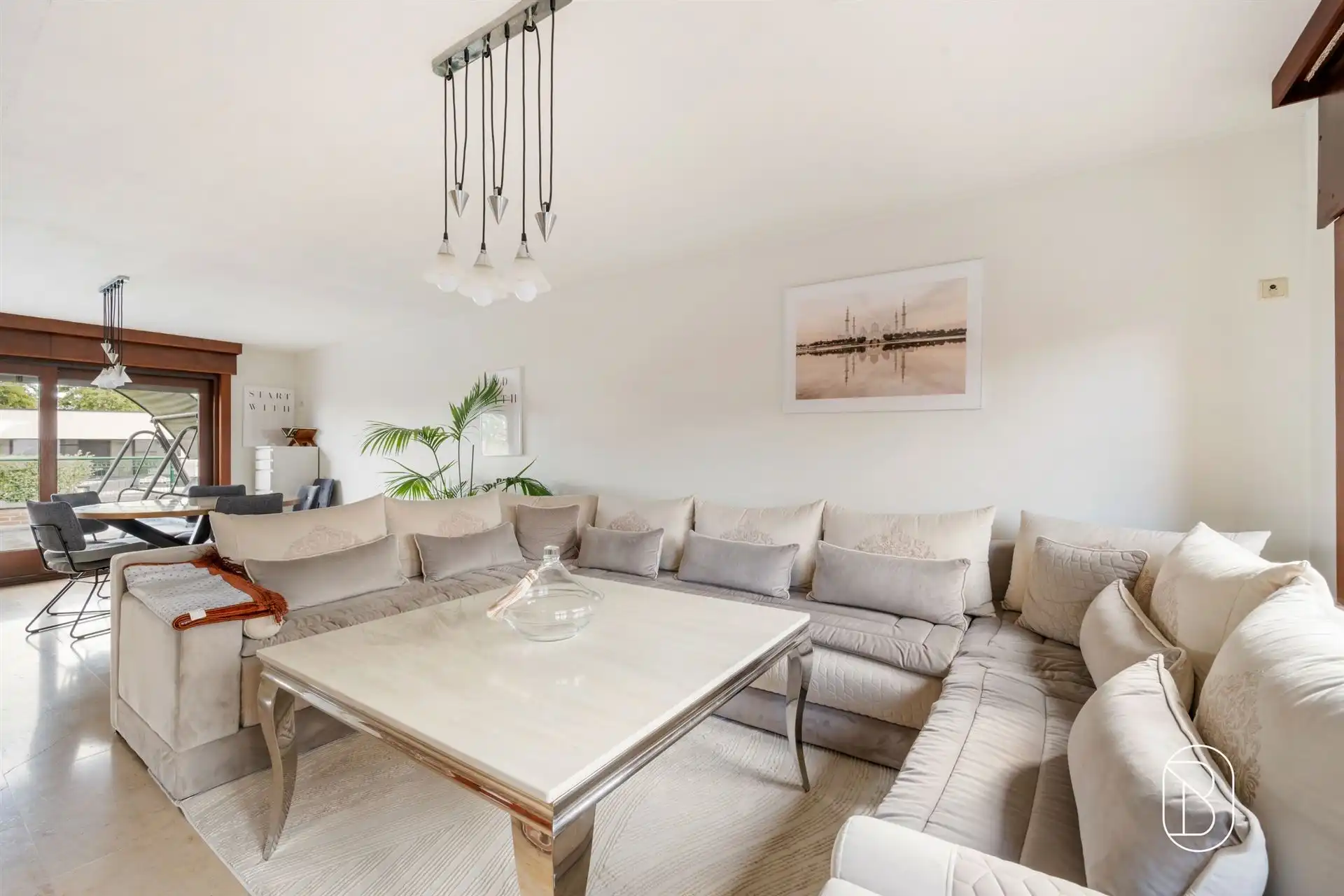 Ruime woning met atelier, bureau en maar liefst 3 garages foto 9