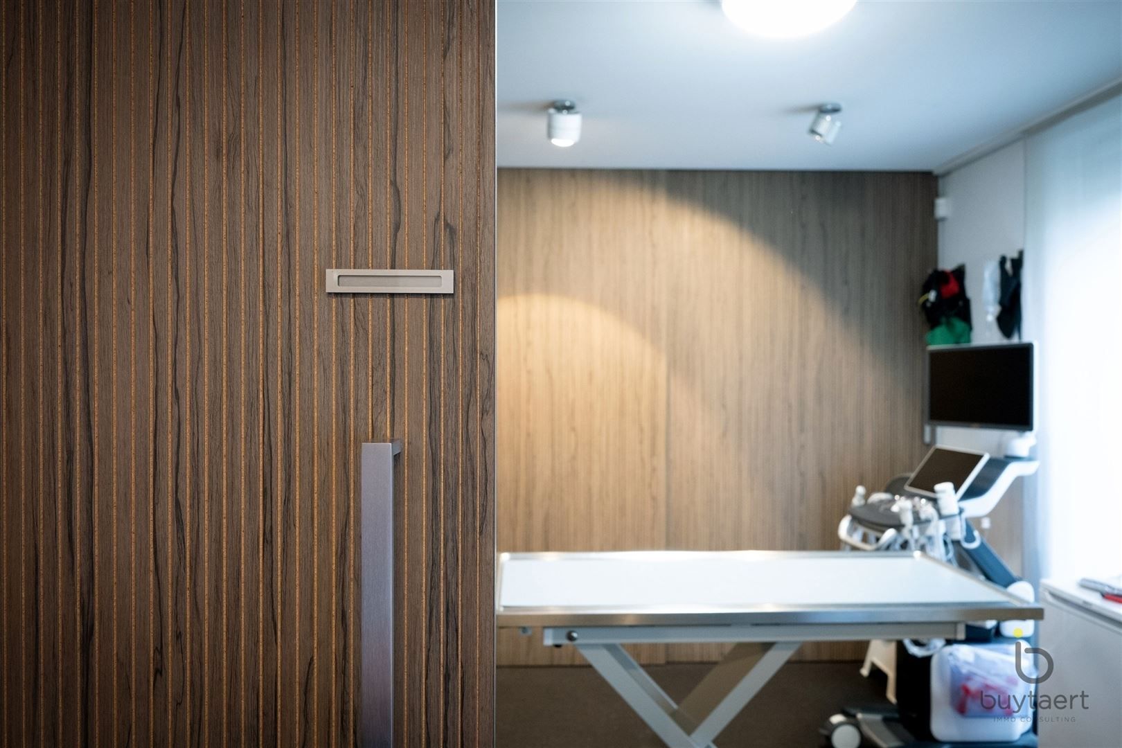 RUIME EN LICHTRIJKE PRAKTIJK IN GELIJKVLOERSAPPARTEMENT MET PRIVÉ-TUIN foto 16