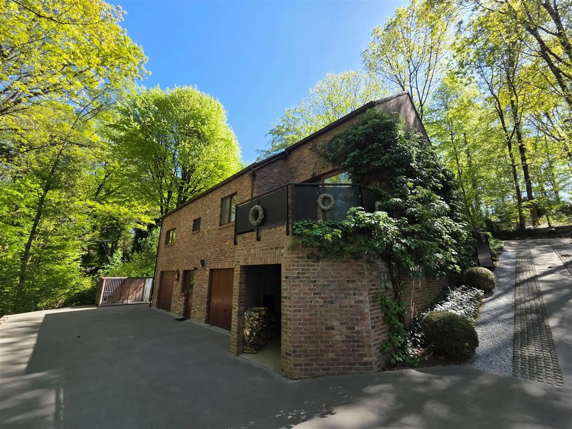 Villa gelegen in een prachtig bebost kader, zeer rustig gelegen, 3 tot 5 slaapkamers, zeer grote kelder. foto 17