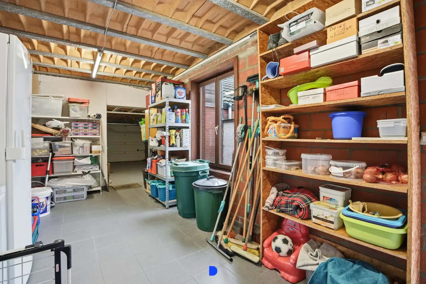 Veelzijdige rijwoning met 2 garages in het centrum van Tielt! foto 16