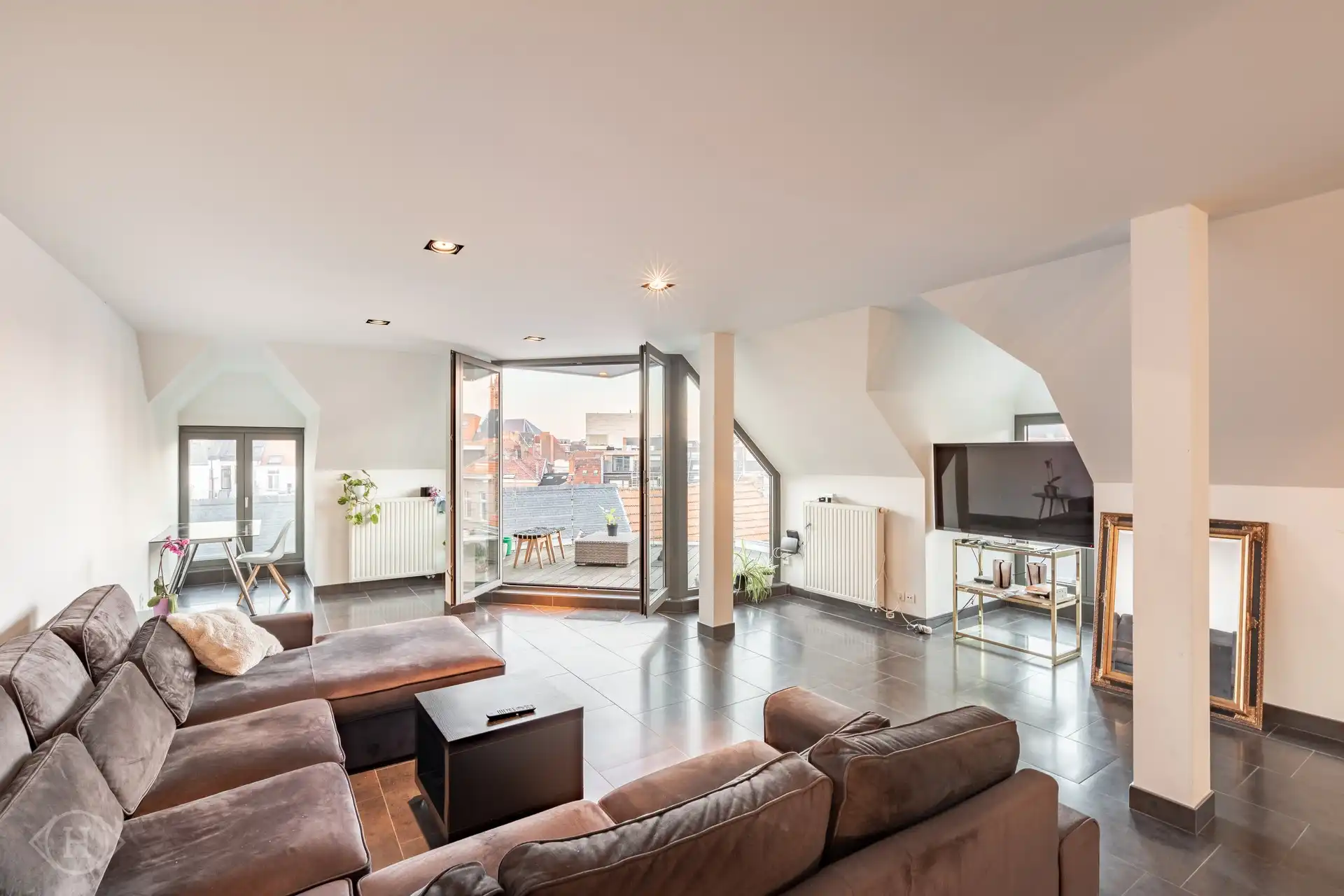 Stijlvol tweeslaapkamerappartement met terras foto 3