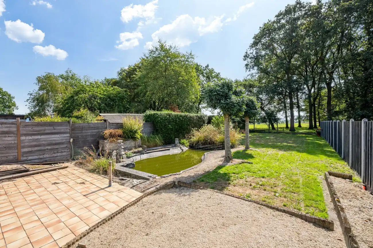 Strategisch gelegen handelspand met winkelruimte (bakkerij) met inpandige garage, grote werkruimte (ca. 145m²) en aangename tuin met open zicht in Ertvelde! foto 2