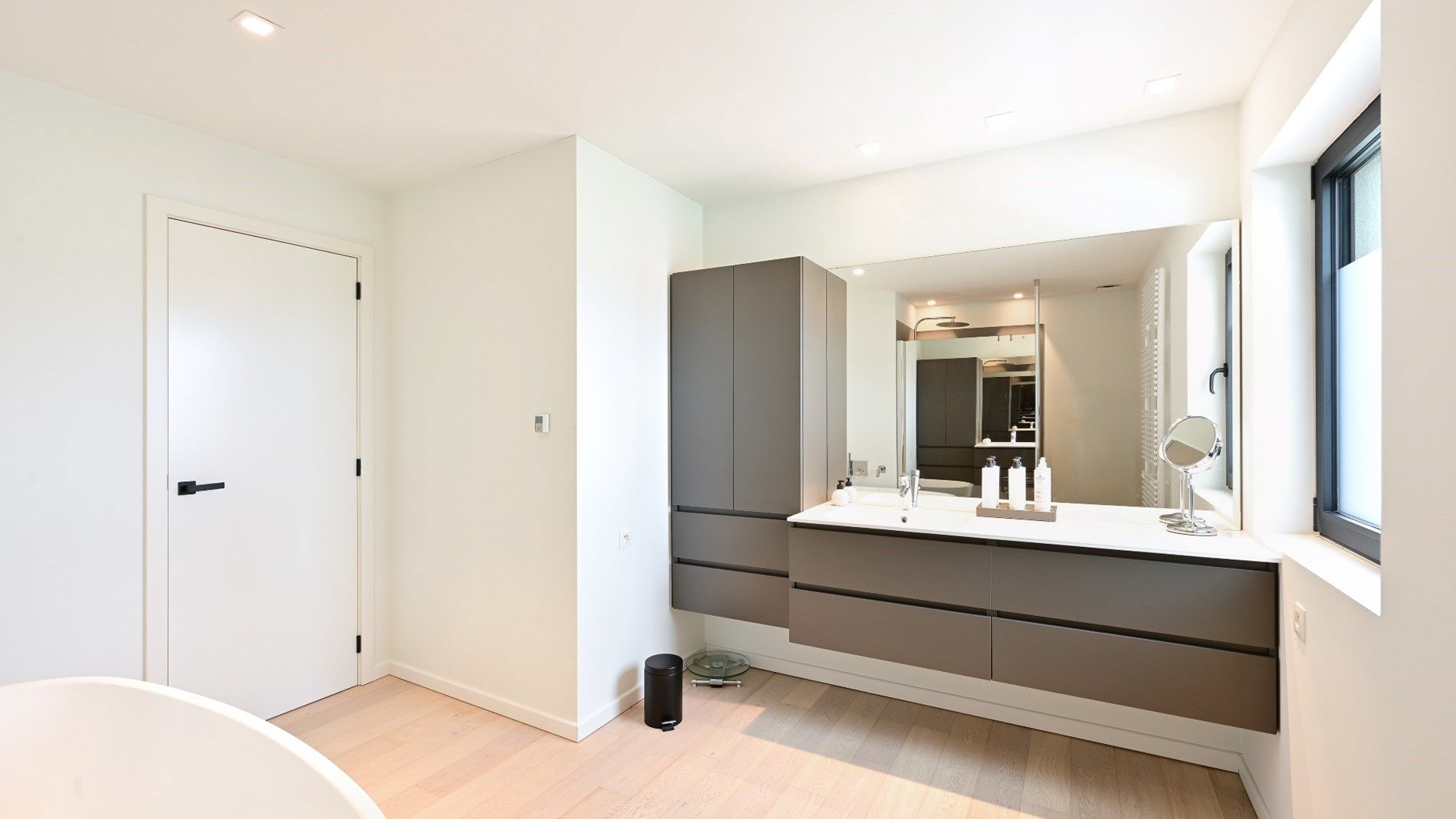 Hedendaagse villa (°2017) gelegen vlakbij het centrum van Knokke. foto 19