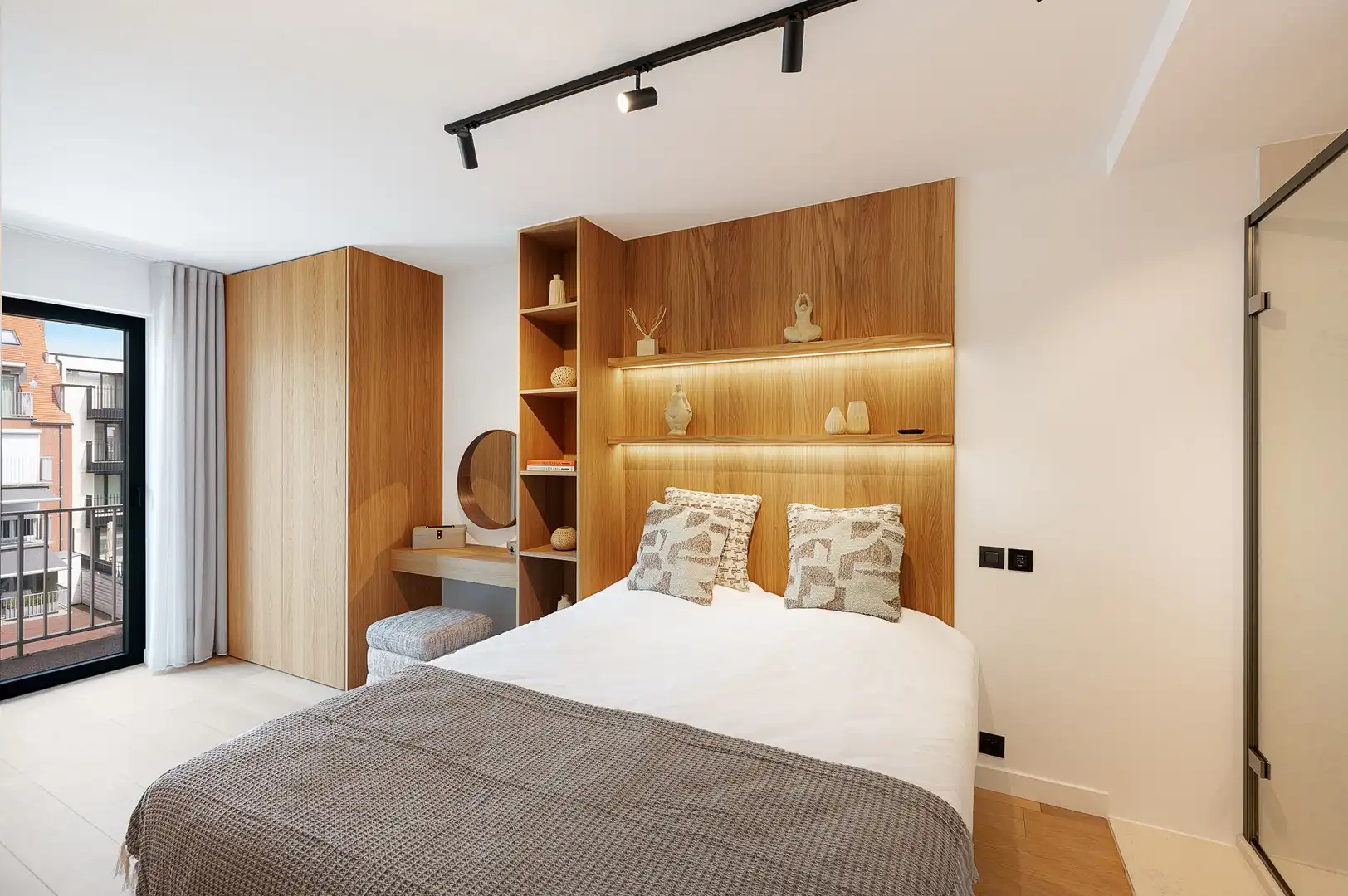 Lichtrijk gerenoveerd appartement op enkele stappen van de Dumortierlaan. foto 15