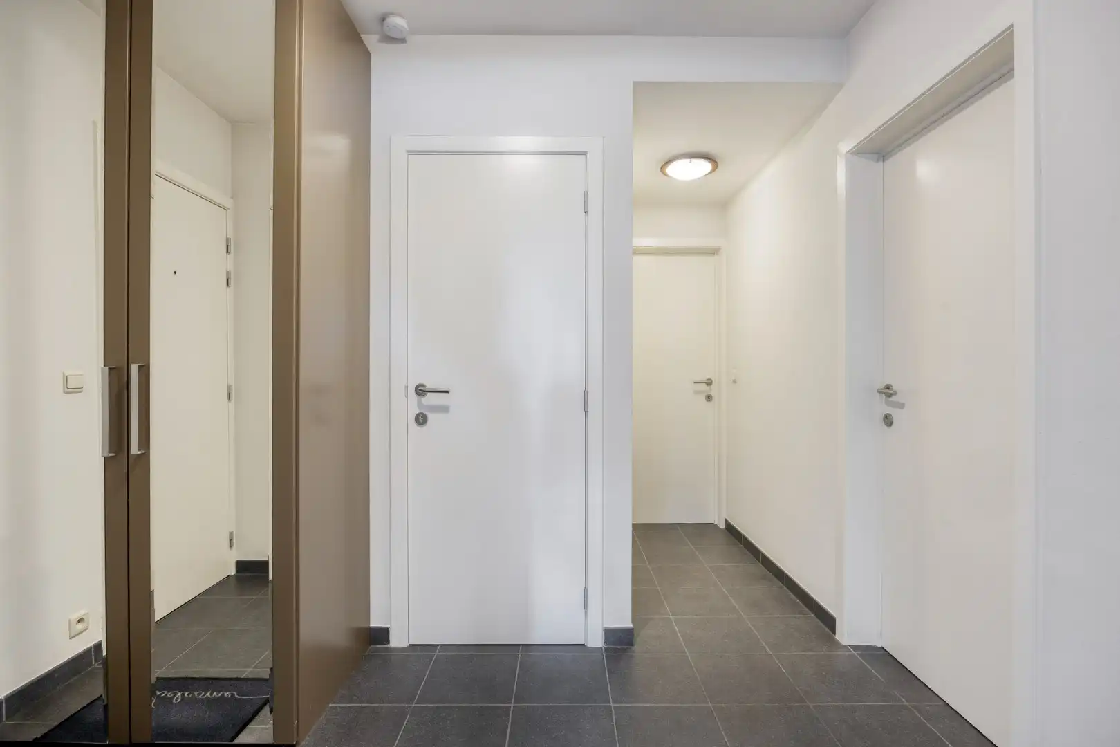 Gelijkvloers appartement met 2 slpk, 2 parkings en 2 kelderbergingen. foto 19