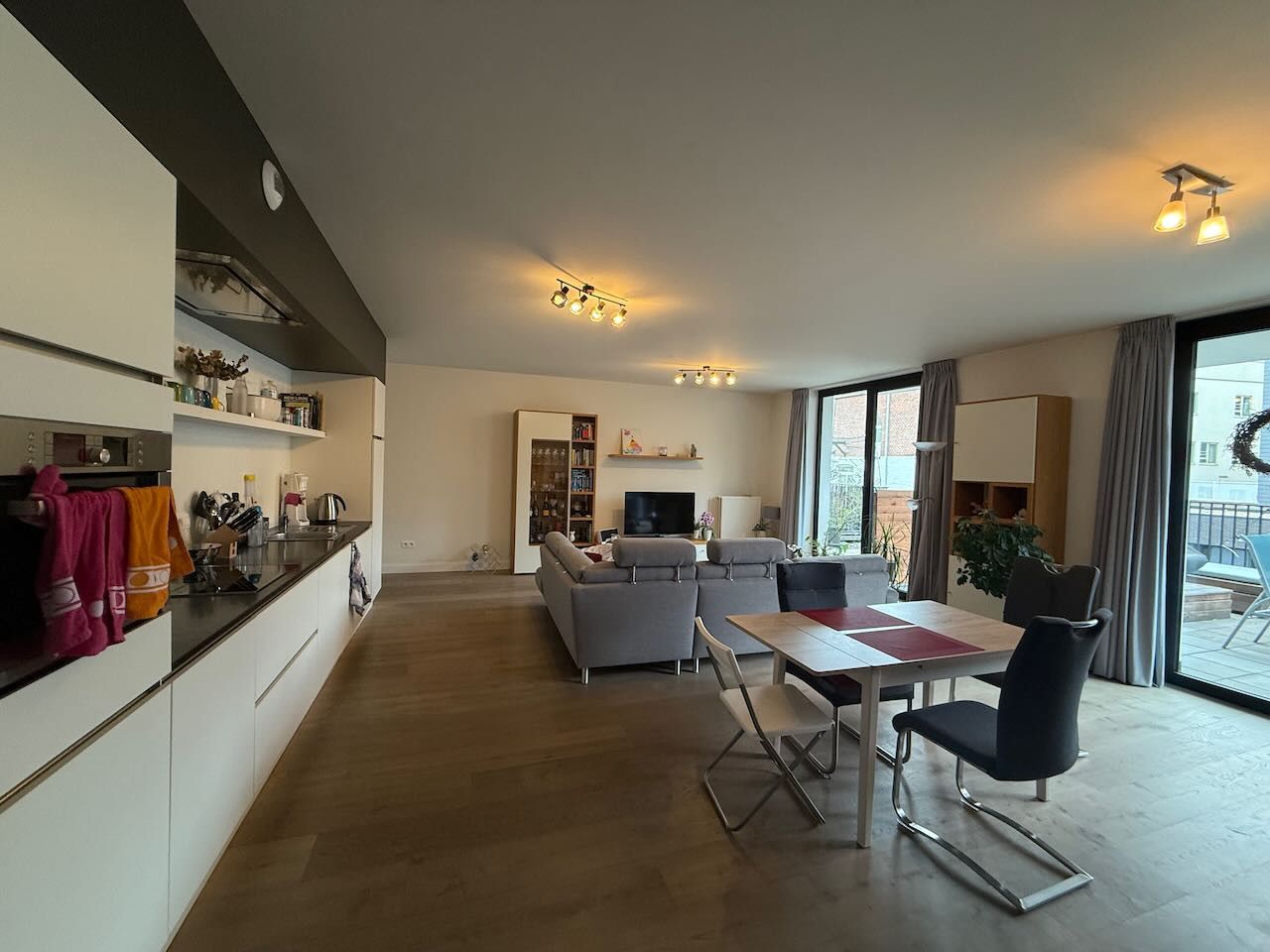 Modern en lichtrijk appartement met groot terras foto 3