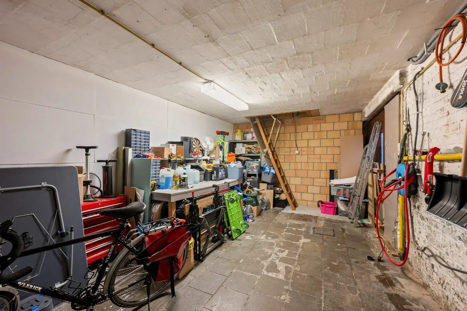 Instapklare halfopen woning met 5 slaapkamers, zonnige tuin en garage in Roeselare foto 15