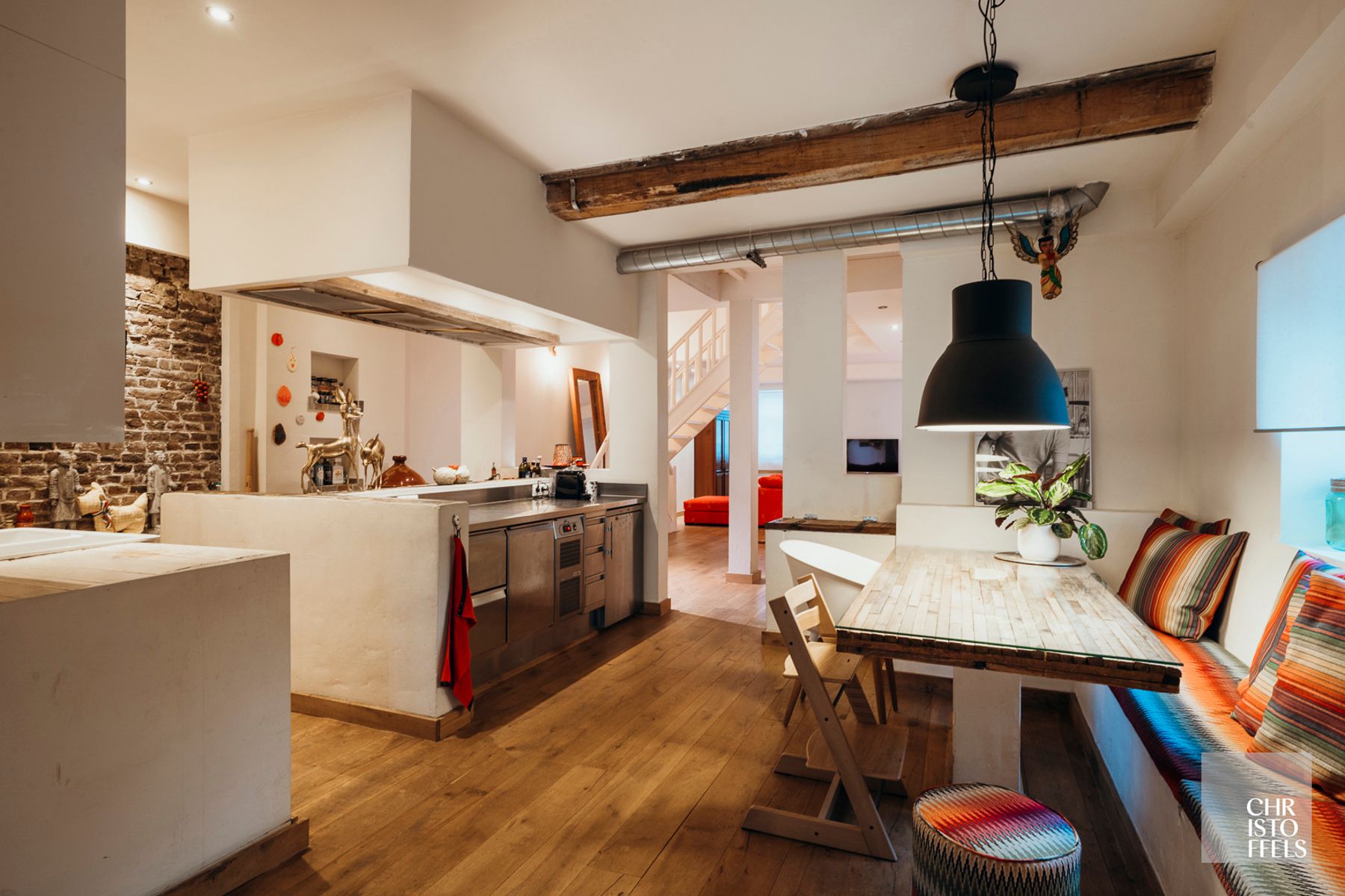 Gerenoveerde langgevel hoeve op een perceel van 1.060 m²!  foto 2