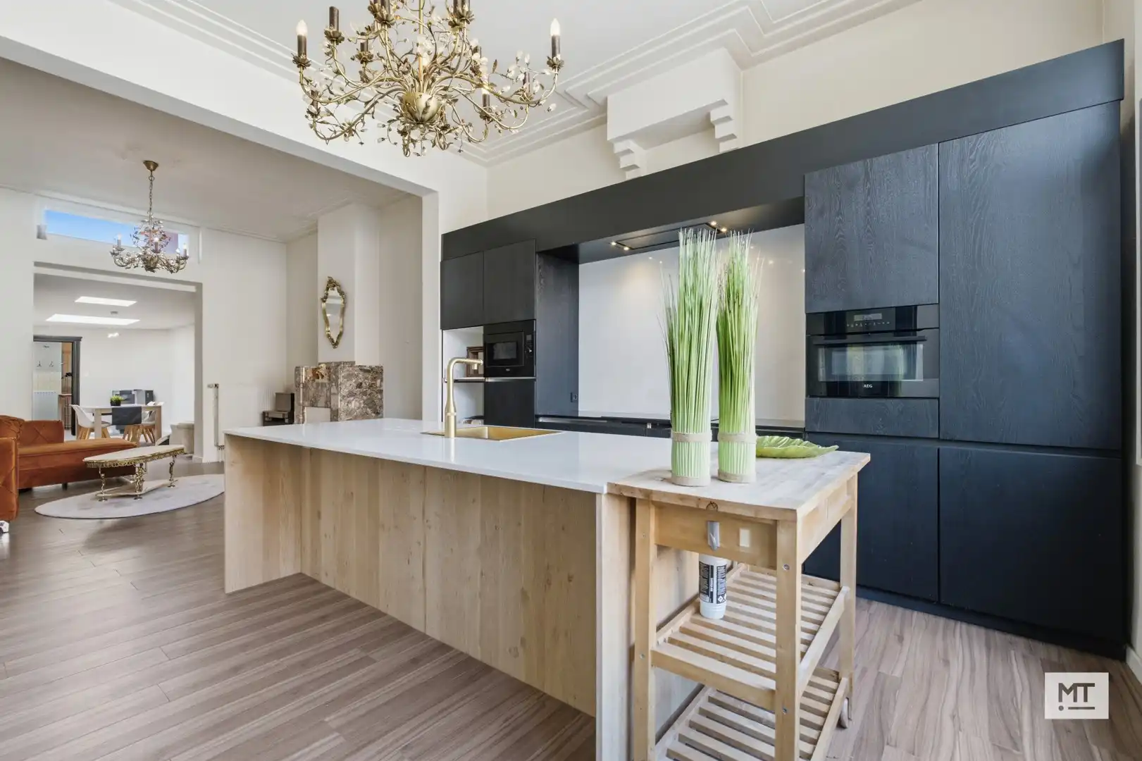 Bijzonder ruime herenwoning te koop in het centrum van Ieper foto 3