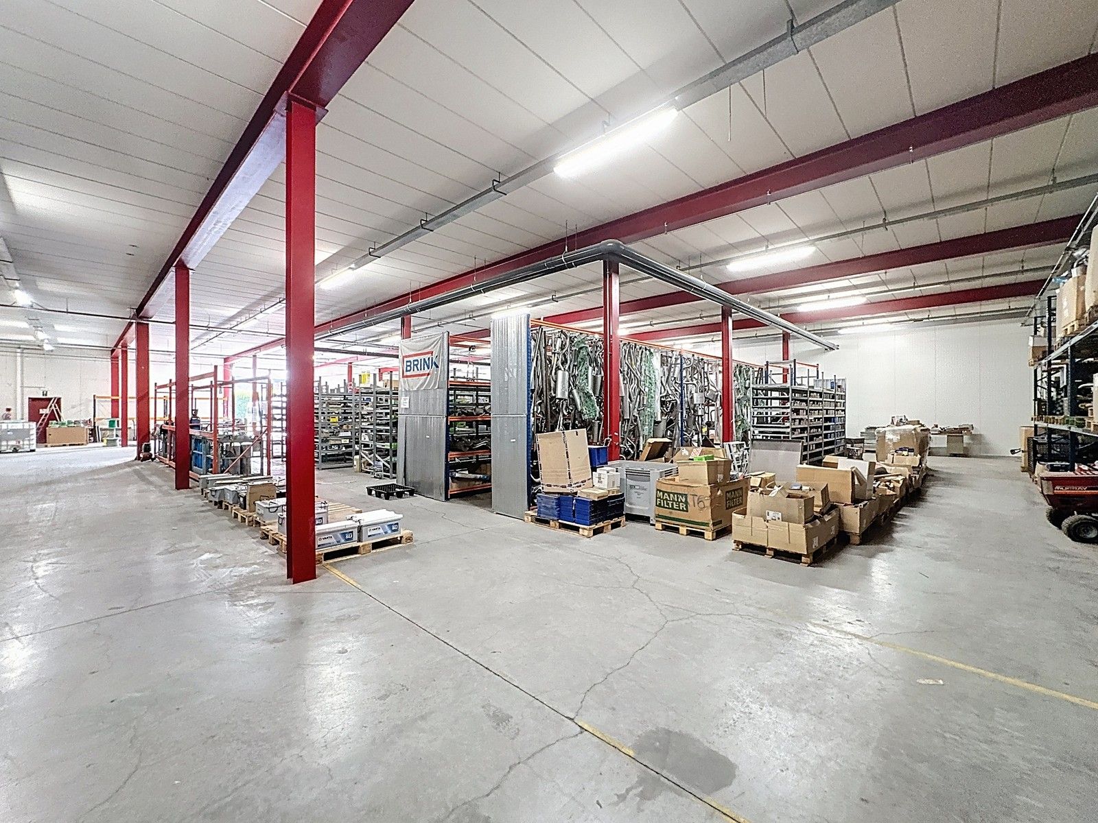Instapklaar MAGAZIJN (920m²) met sectionaalpoort te huur op industriezone "Herderbrug" te 8000 Brugge foto 5