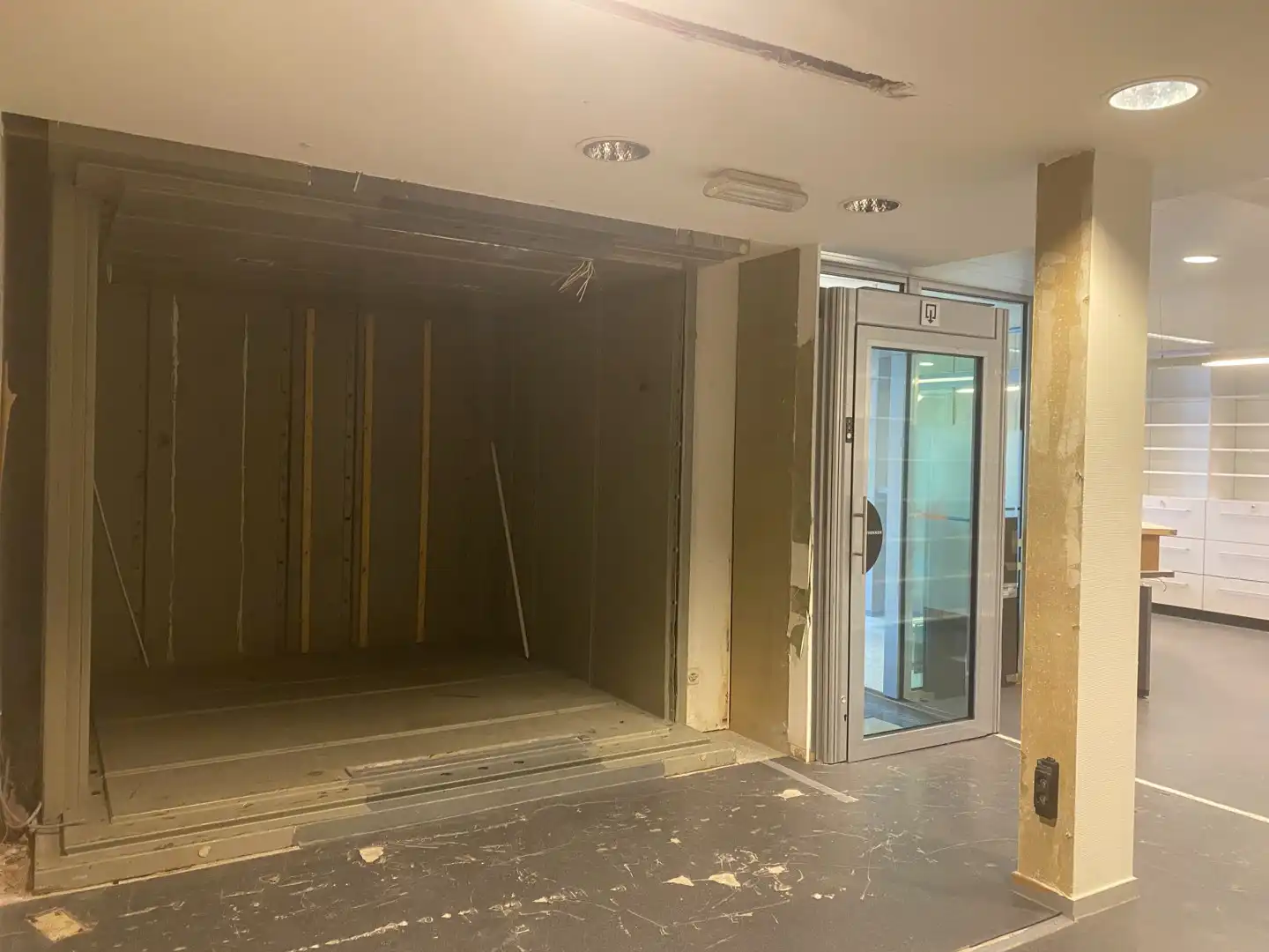 Handelshuis met uitzonderlijk veel ruimte voor kantoor, praktijk of commerciële activiteiten en een ruime bovenliggende woonst in Adegem-dorp foto 7