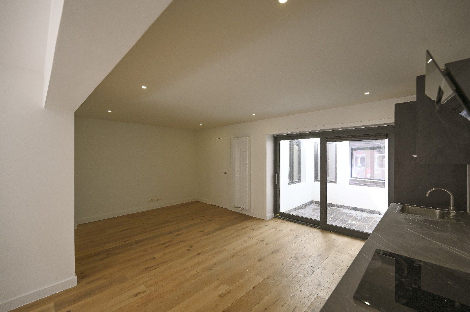 KNAP GELIJKVLOERS APPARTEMENT MET STADSTERRAS foto 2