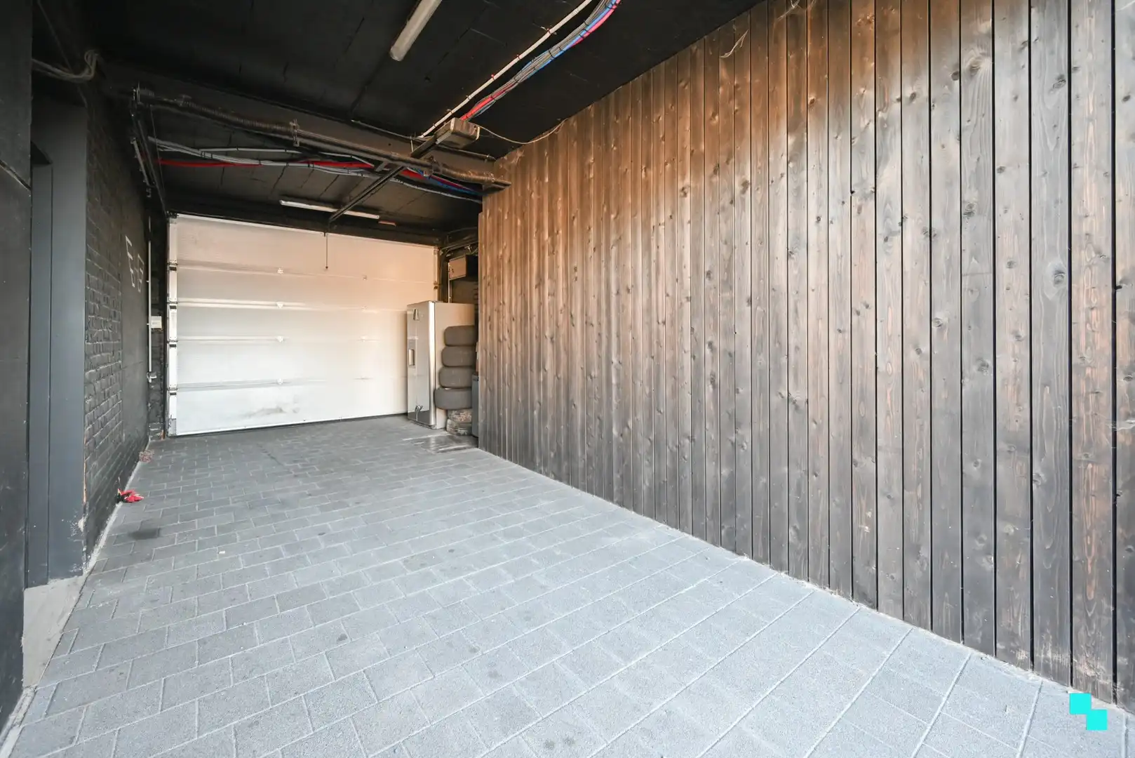 Ruim magazijn met kantoorruimtes en woonst te Lendelede foto 7