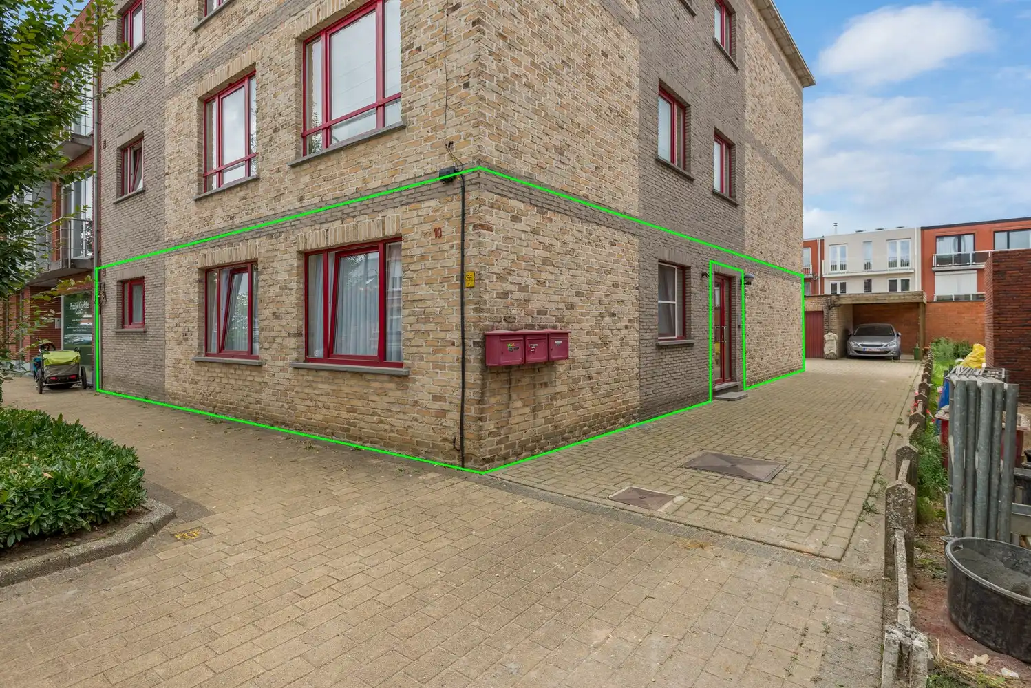 Ruim gelijkvloers appartement met 3 slaapkamers en 2 garageboxen in het centrum van Ranst! foto {{pictureIndex}}