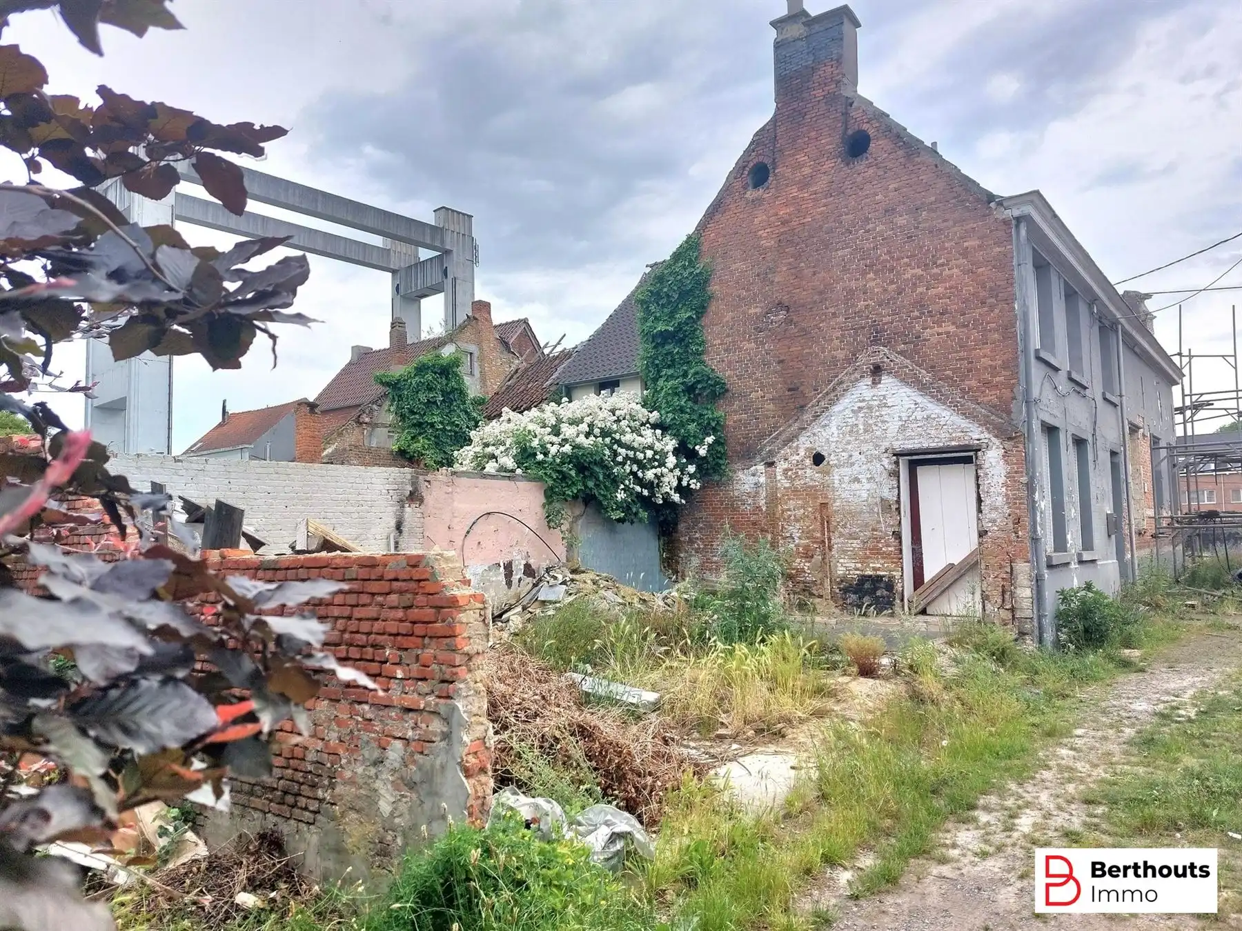 VOLLEDIG TE RENOVEREN, KARAKTERVOLLE WONING foto 3