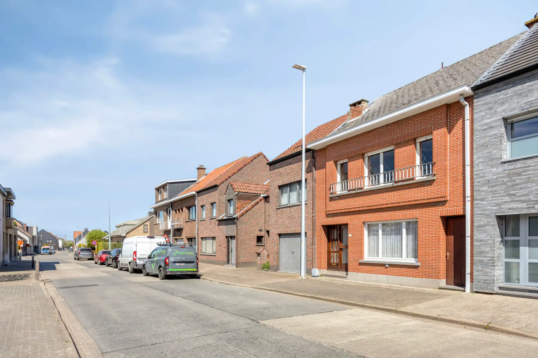 IN OPTIE - Solide te renoveren burgerwoning mét doorgang in Opstal foto 2