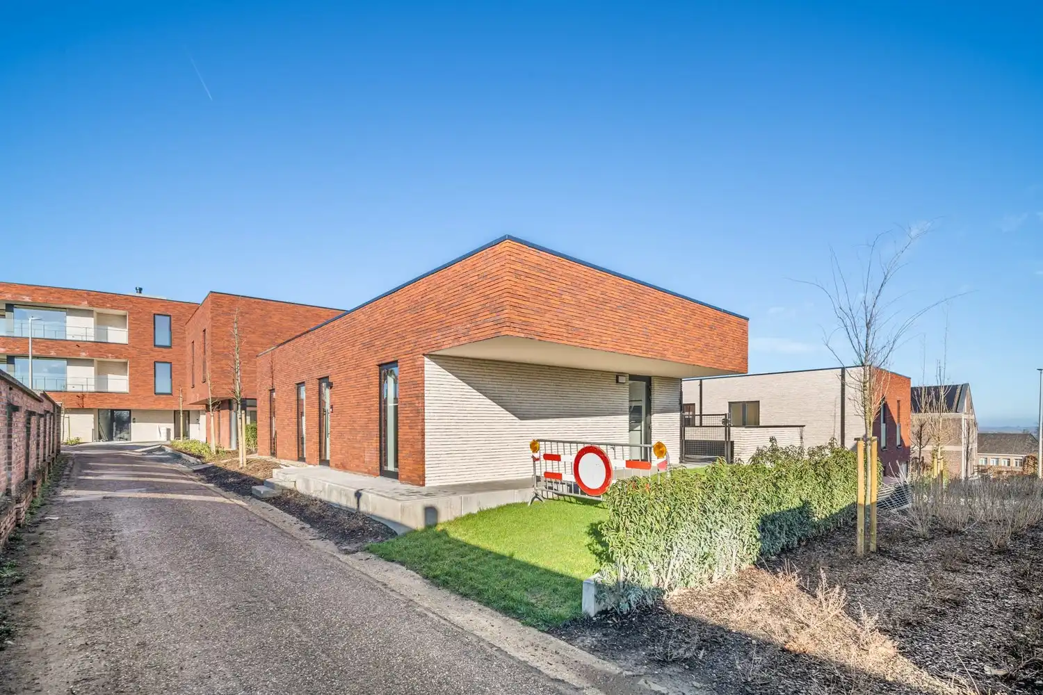 Deze stijlvolle nieuwbouw rijwoning in de Kanunnik Darisstraat combineert een centrale ligging in het hart van Borgloon met hedendaags wooncomfort en energiezuinige technieken. Met winkels, horeca en andere voorzieningen op wandelafstand woon je hier rustig én praktisch.  De woning is verdeeld over twee verdiepen en biedt een doordachte, gezinsvriendelijke indeling. Op het gelijkvloers bevindt zich een gezellige leefruimte met warme parketvloer, die naadloos aansluit op de volledig ingerichte leefkeuken met kookeiland – de ideale plek om te koken, te tafelen en gasten te ontvangen in een aangename, open sfeer.  Op de verdieping zijn er drie volwaardige slaapkamers, waardoor deze woning ideaal is voor gezinnen, koppels die extra ruimte wensen of wie een aparte bureau‑ of hobbykamer zoekt. De stijlvol afgewerkte badkamer, met kwalitatief badkamermeubel, ruime inloopdouche en moderne zwarte accenten, zorgt elke dag opnieuw voor een echt wellnessgevoel.  Buiten geniet je van een... foto {{pictureIndex}}