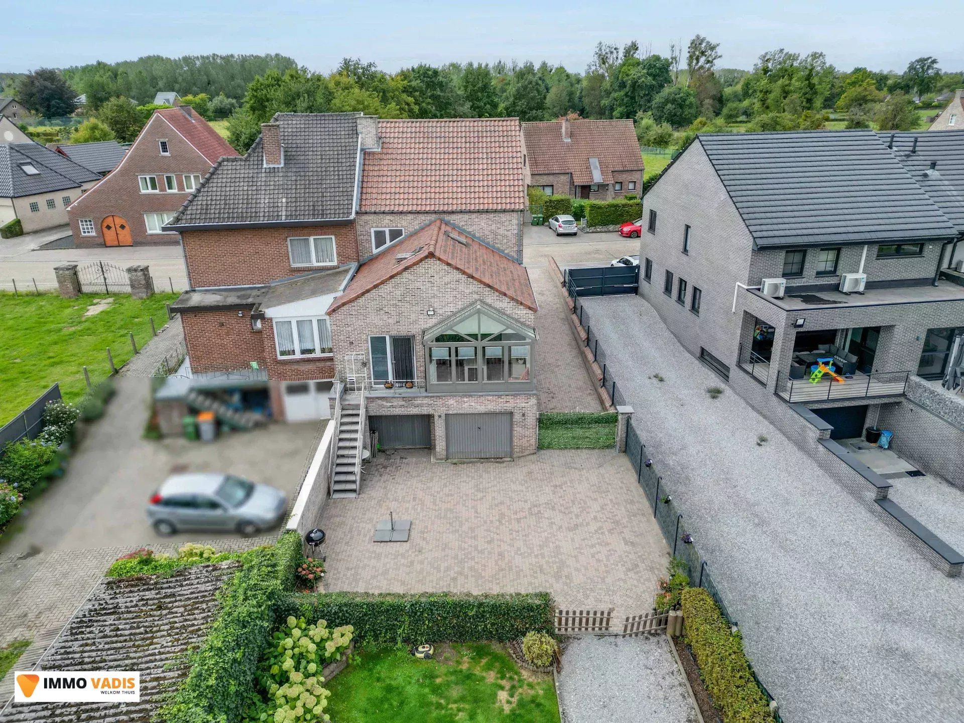 Instapklare halfopen woning met tuin en twee garages foto 17