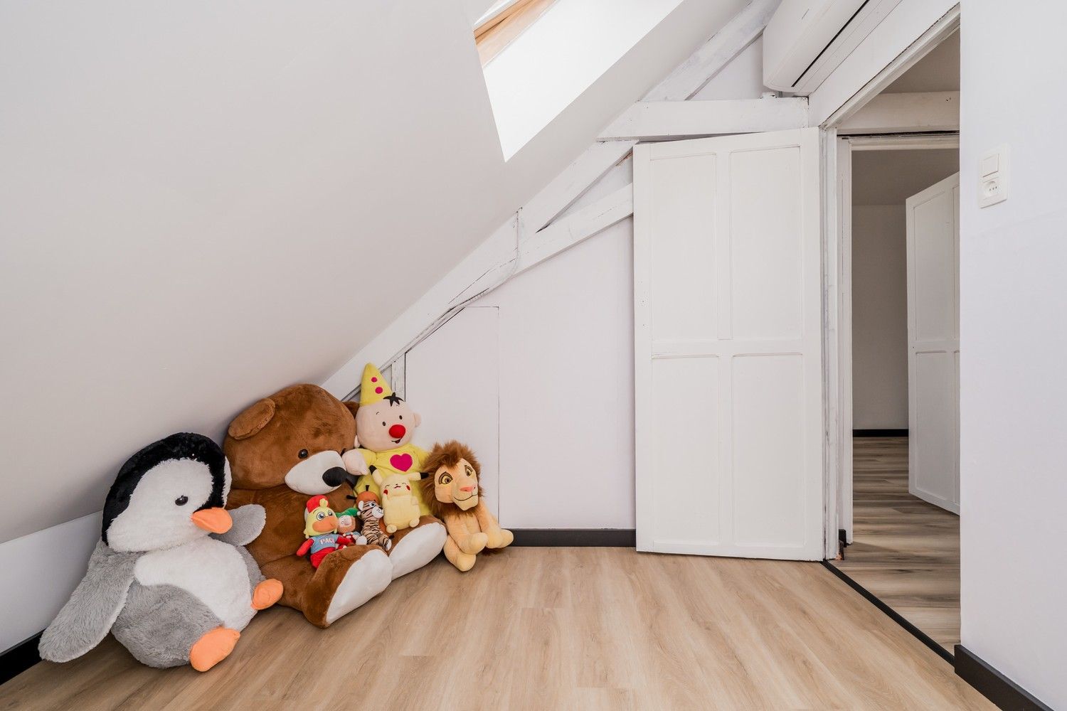 Ruime gerenoveerde woning met 4 slaapkamers en prachtige tuin foto 18