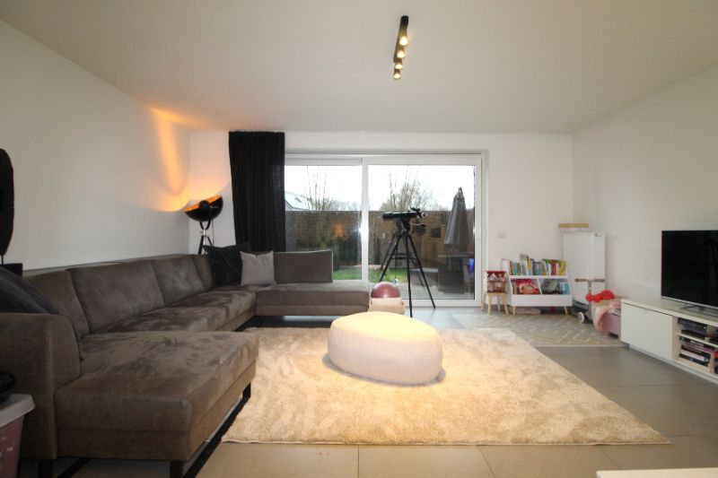 Moderne halfopen nieuwbouwwoning met twee slaapkamers foto 2