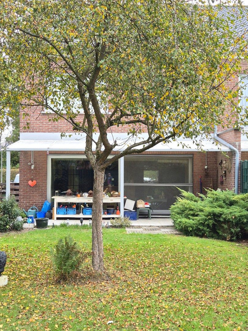 Ruime woning met mooie tuin. foto 8