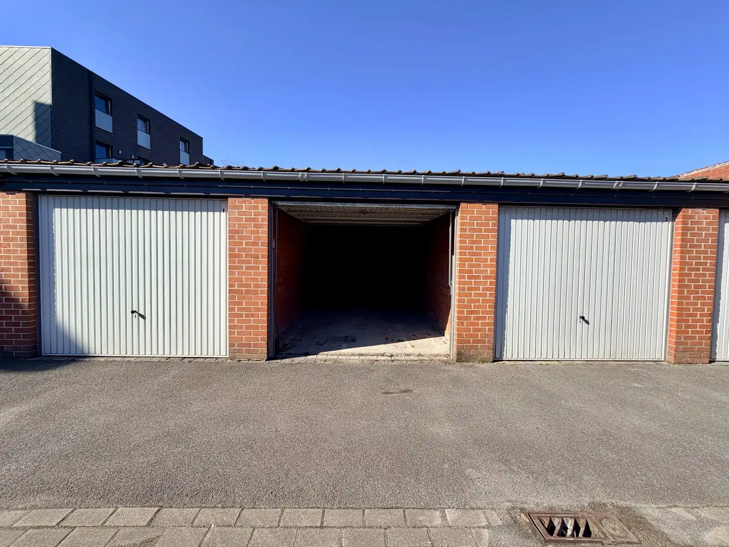 Private garagebox in afgesloten complex te centrum Roeselare! foto 2