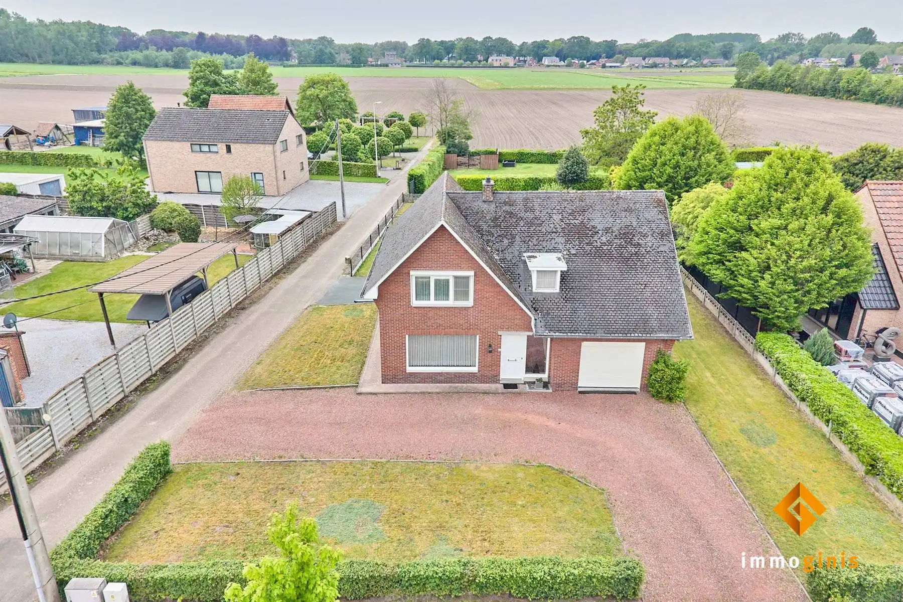 Verrassend ruime woning met 3 grote slaapkamers, 2 garages en groen zicht achteraan, op ruim perceel van 10a17ca.  foto 20