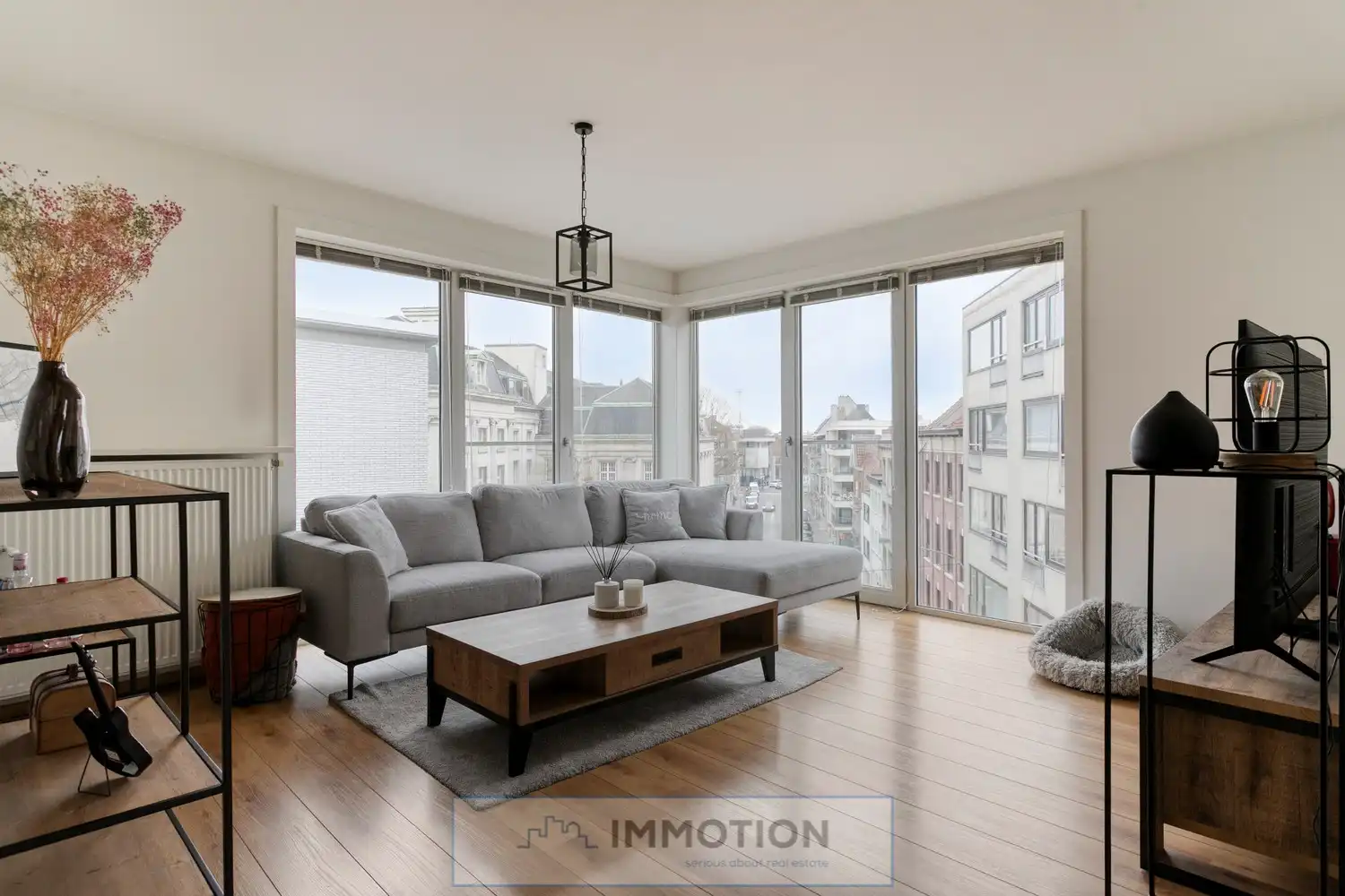 Ruim instapklaar appartement met 2 slaapkamers in centrum Kortrijk vlakbij de Leie - BEZOEK op 14 of 15 februari foto 8