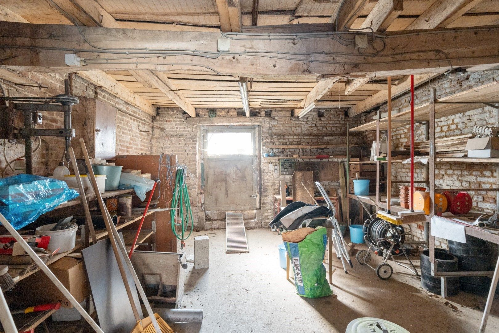 Degelijke te renoveren woning met stalling op 6a70ca in het landelijke Sluizen foto 23