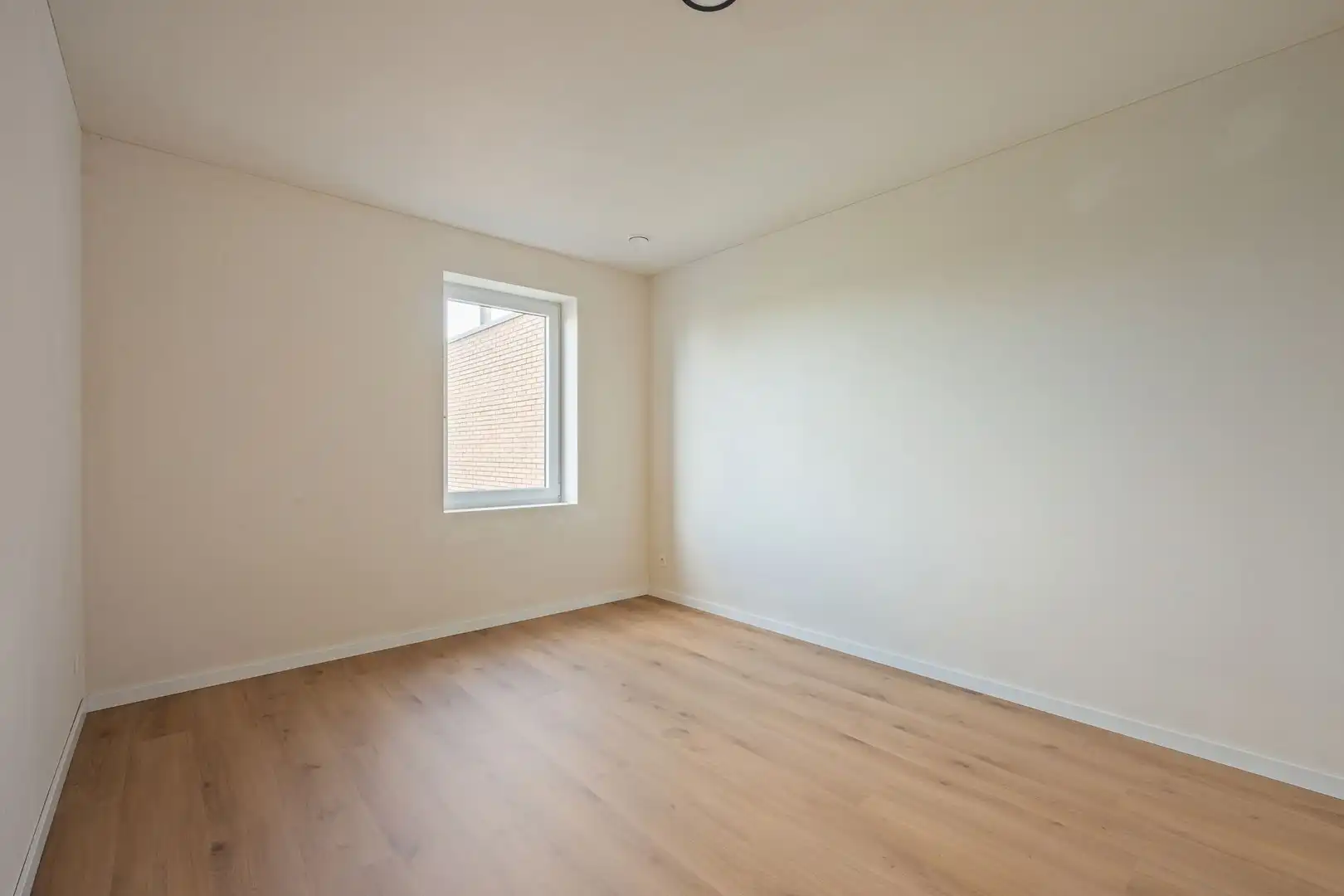 Kwalitatief afgewerkte lichtrijke en ruime nieuwbouw woning met grote tuin en 3 volwaardige slaapkamers en grote zolderruimte. foto 19