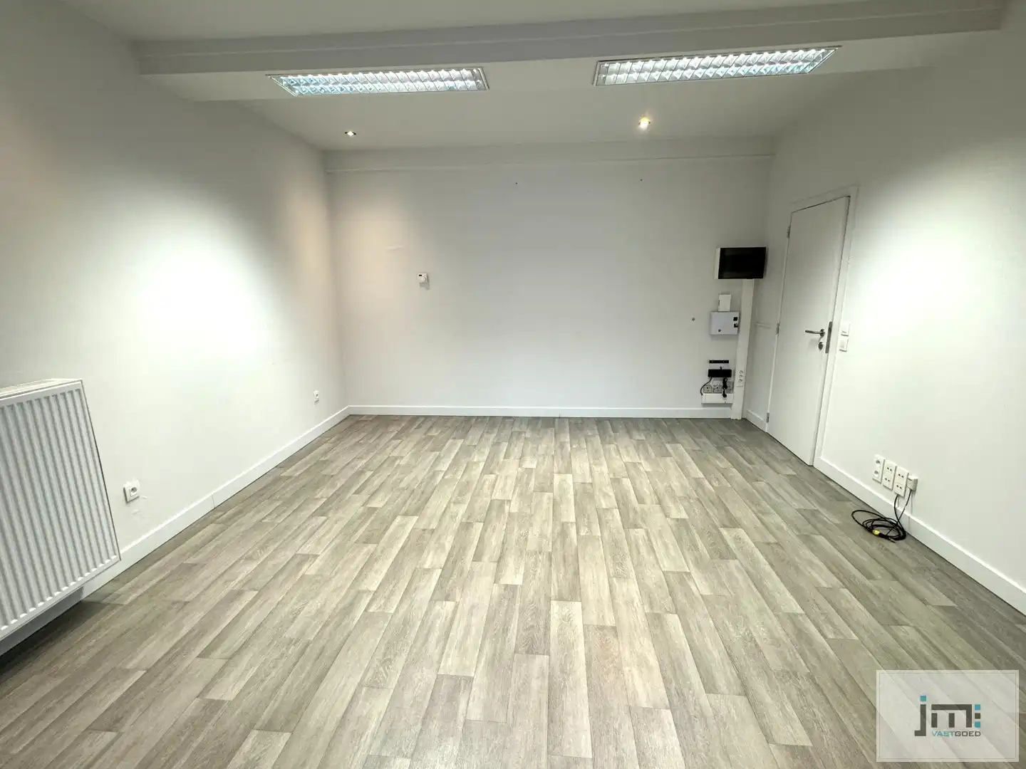 Mooi ingericht kantoor/winkel foto 6